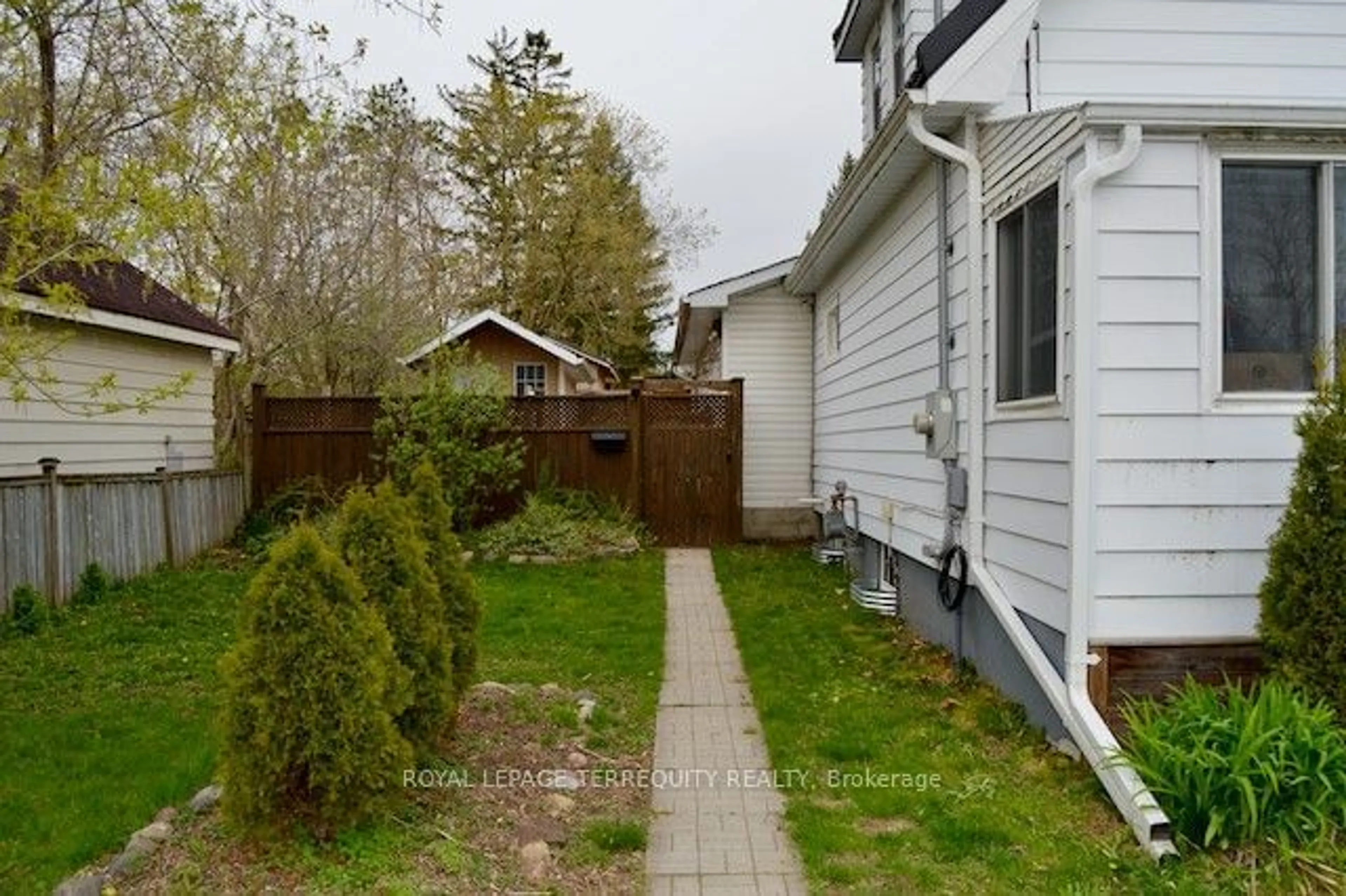 Fenced yard for 24 Henry St, Barrie Ontario L4N 1C4