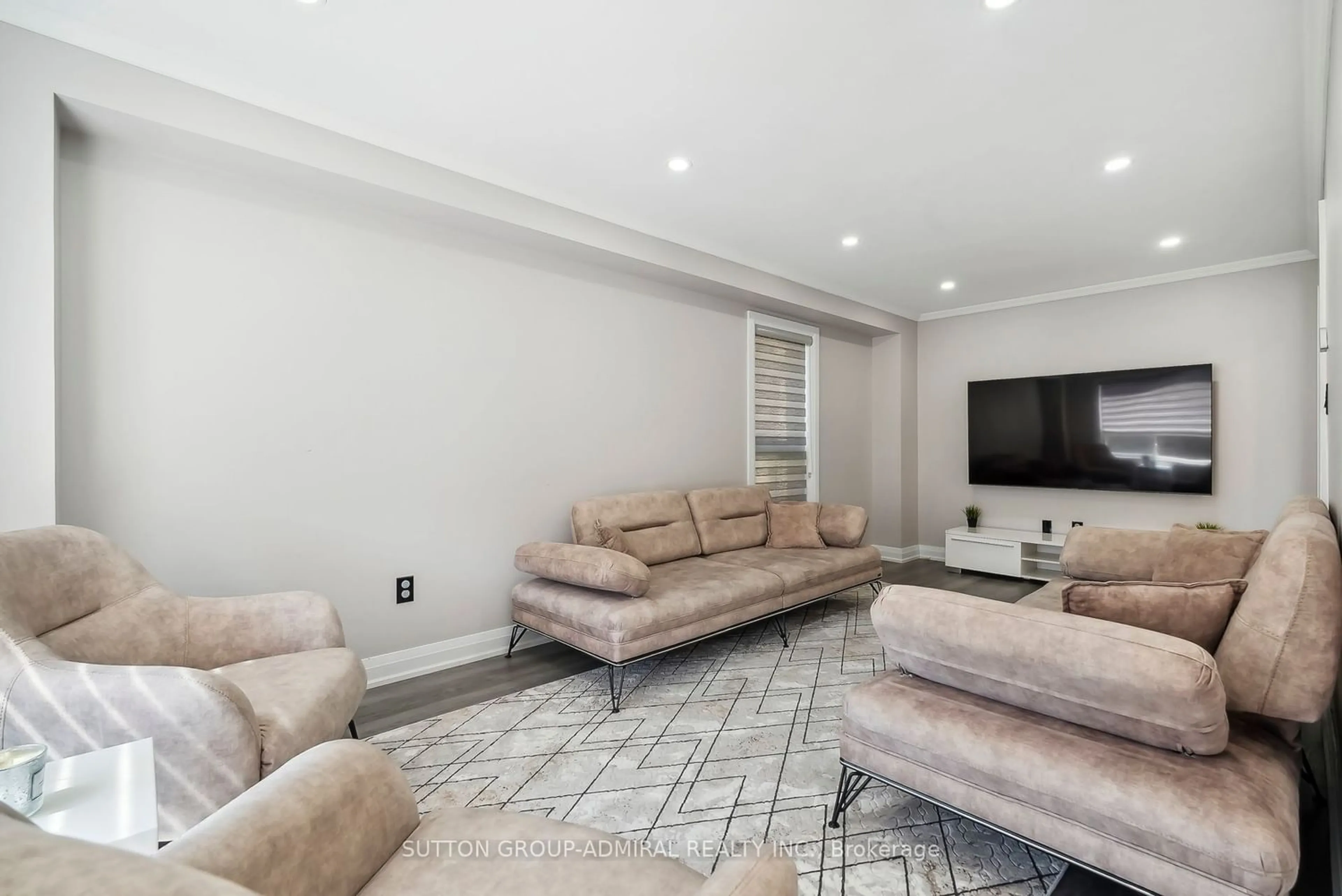 Living room for 49 Catherine Dr, Barrie Ontario L4N 0Y5