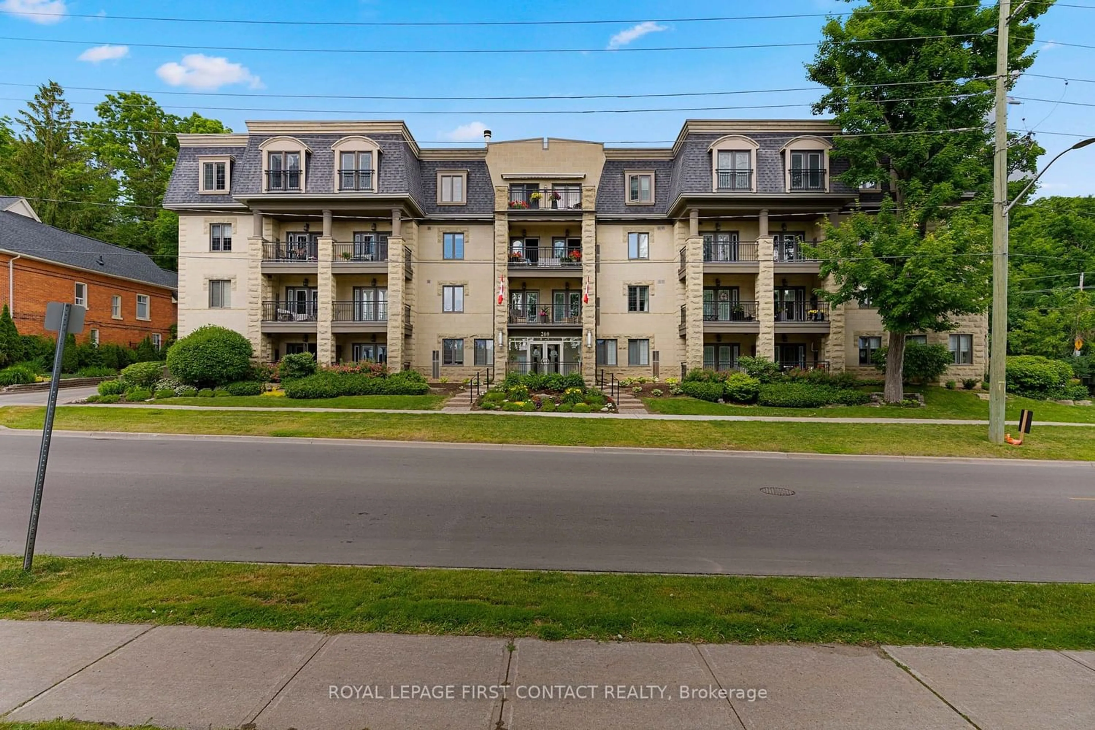 A pic from exterior of the house or condo for 200 Collier St #104, Barrie Ontario L4M 1H7