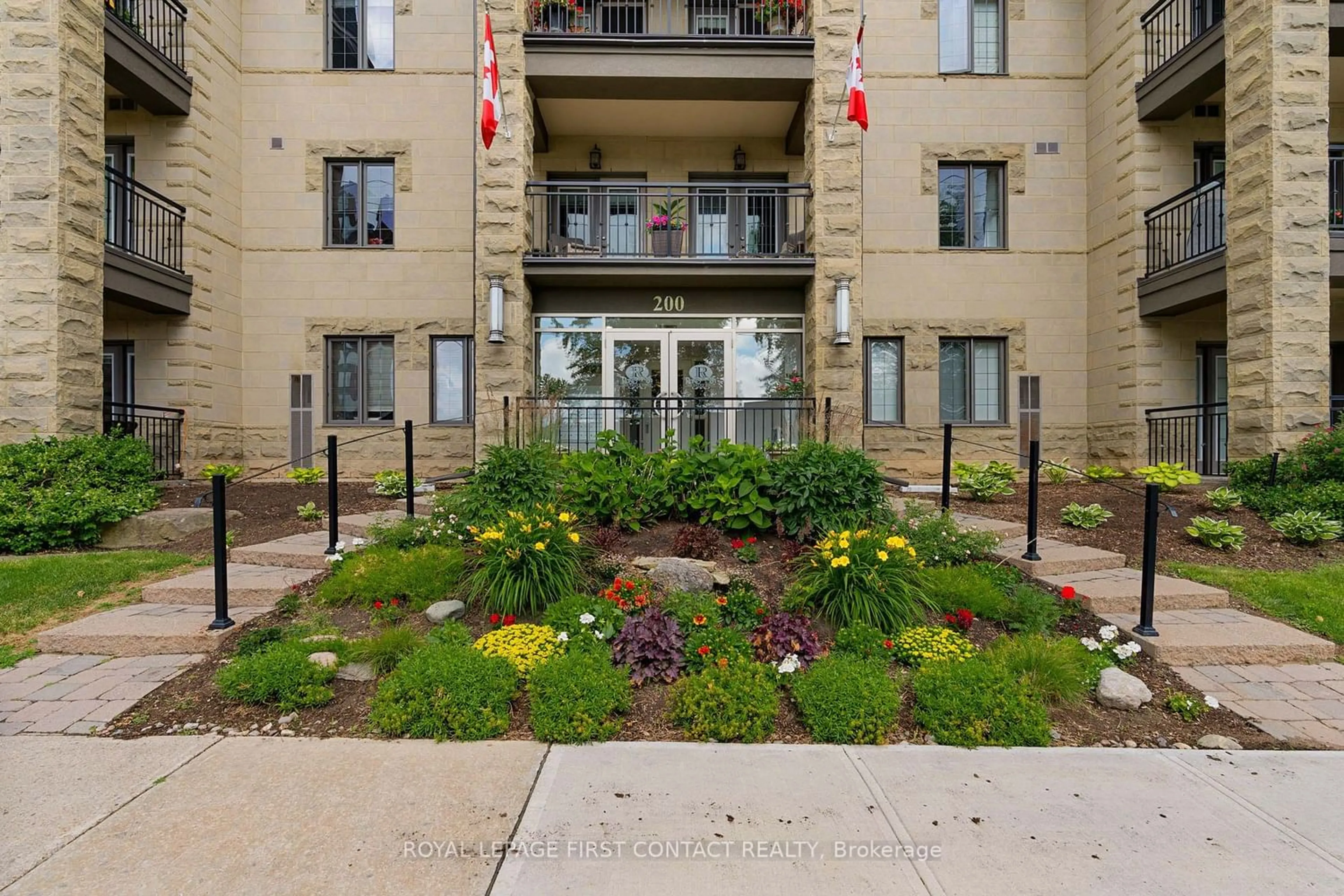 A pic from exterior of the house or condo for 200 Collier St #104, Barrie Ontario L4M 1H7