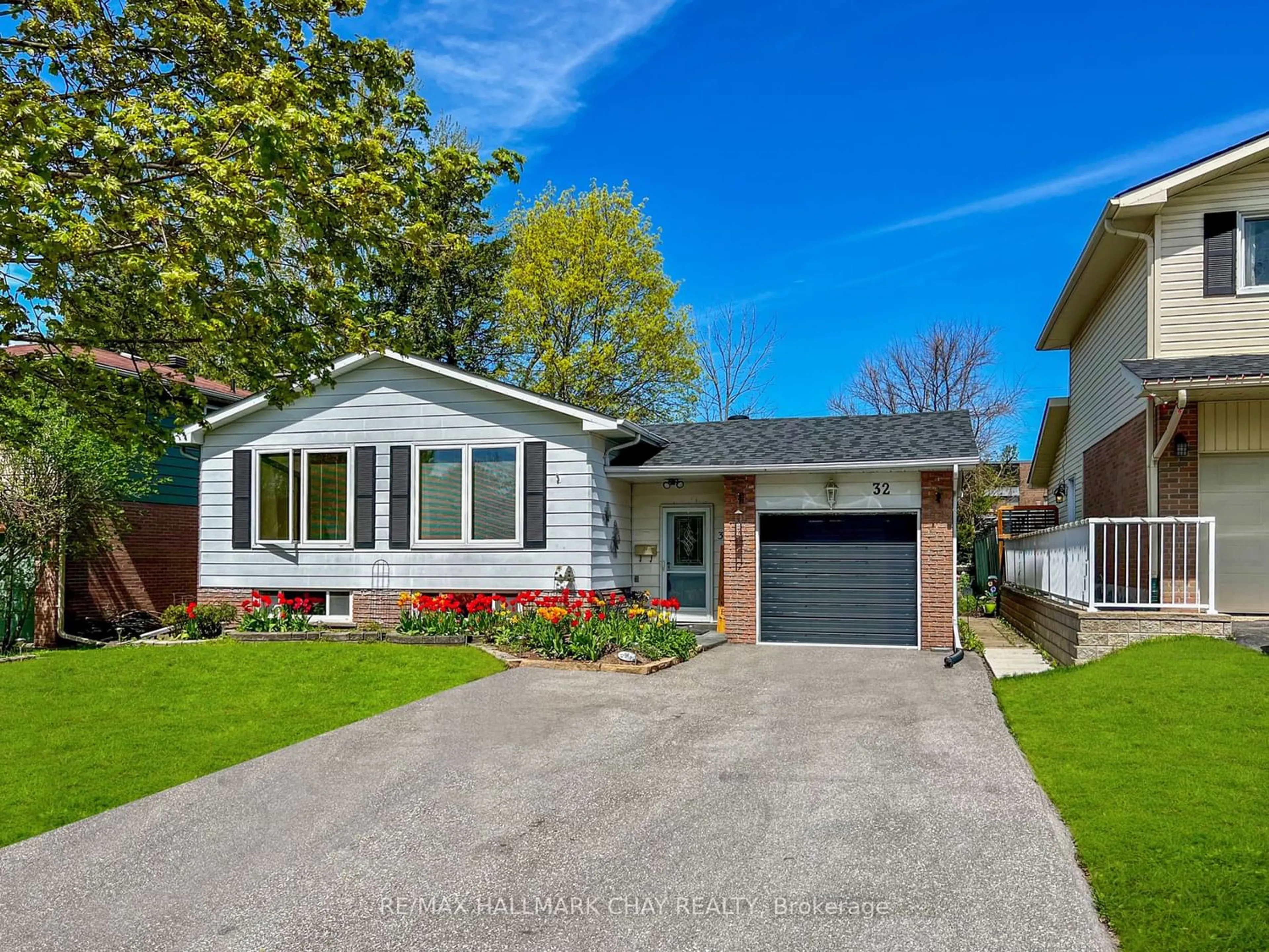 Frontside or backside of a home for 32 Cynthia Crt, Barrie Ontario L4M 2X4