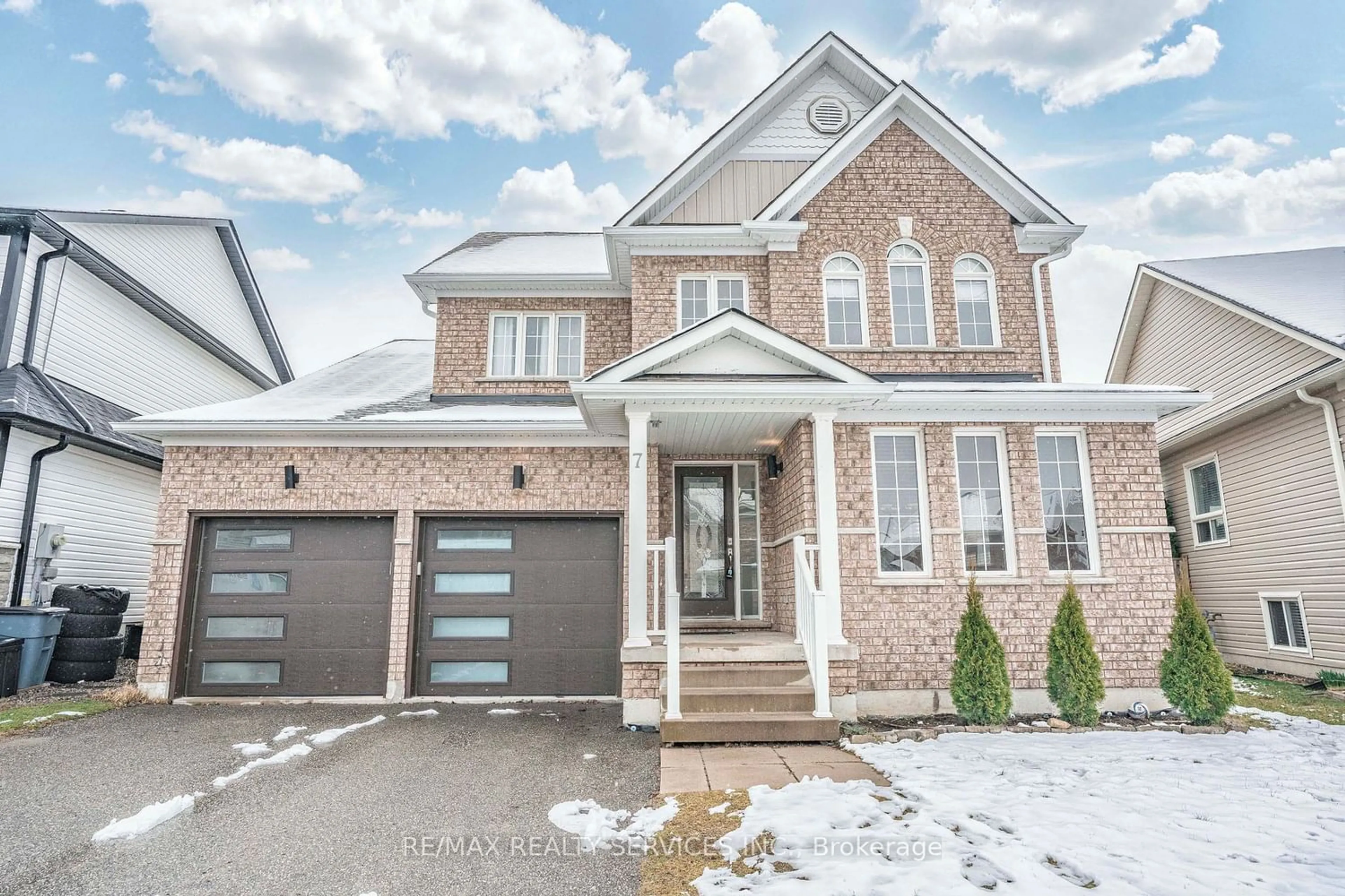 Home with brick exterior material for 7 Maple Crown Terr, Barrie Ontario L4M 7H3