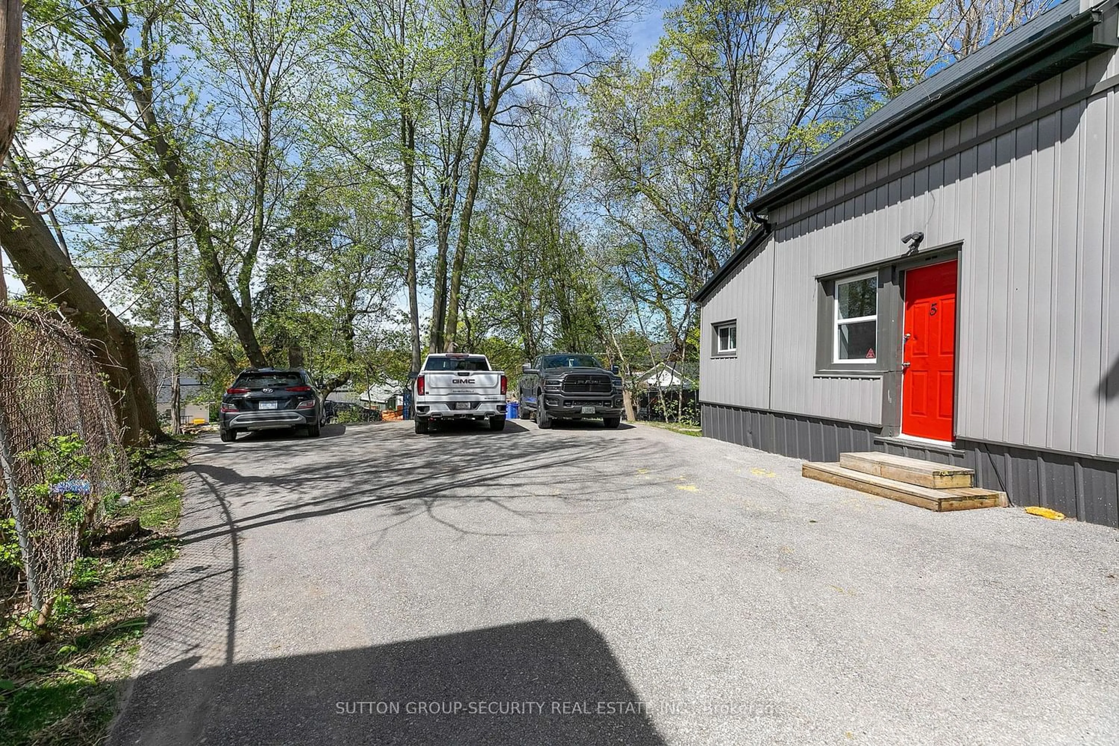Street view for 104 Mulcaster St, Barrie Ontario L4M 3M6