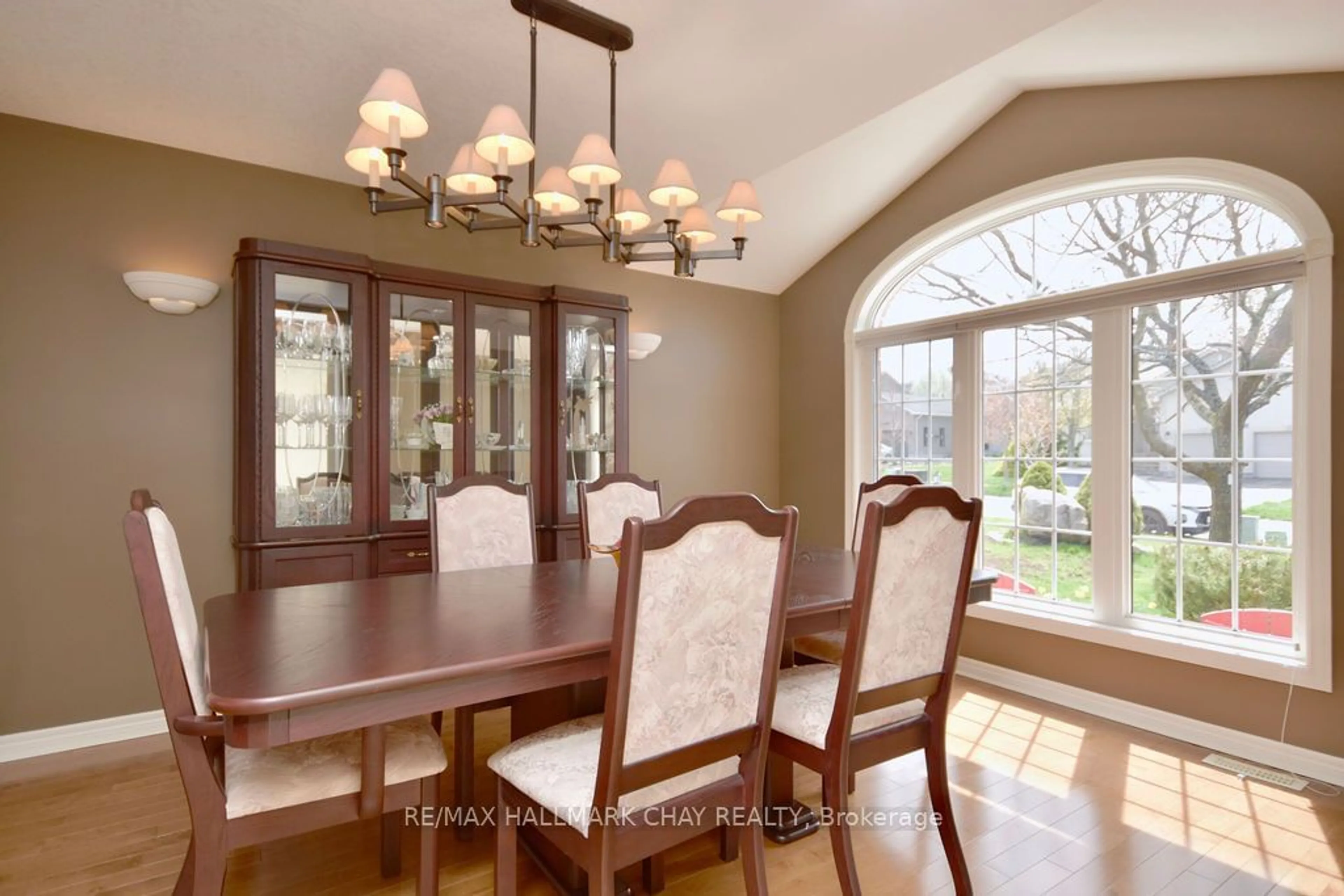 Dining room, wood floors for 167 Crompton Dr, Barrie Ontario L4M 6P1