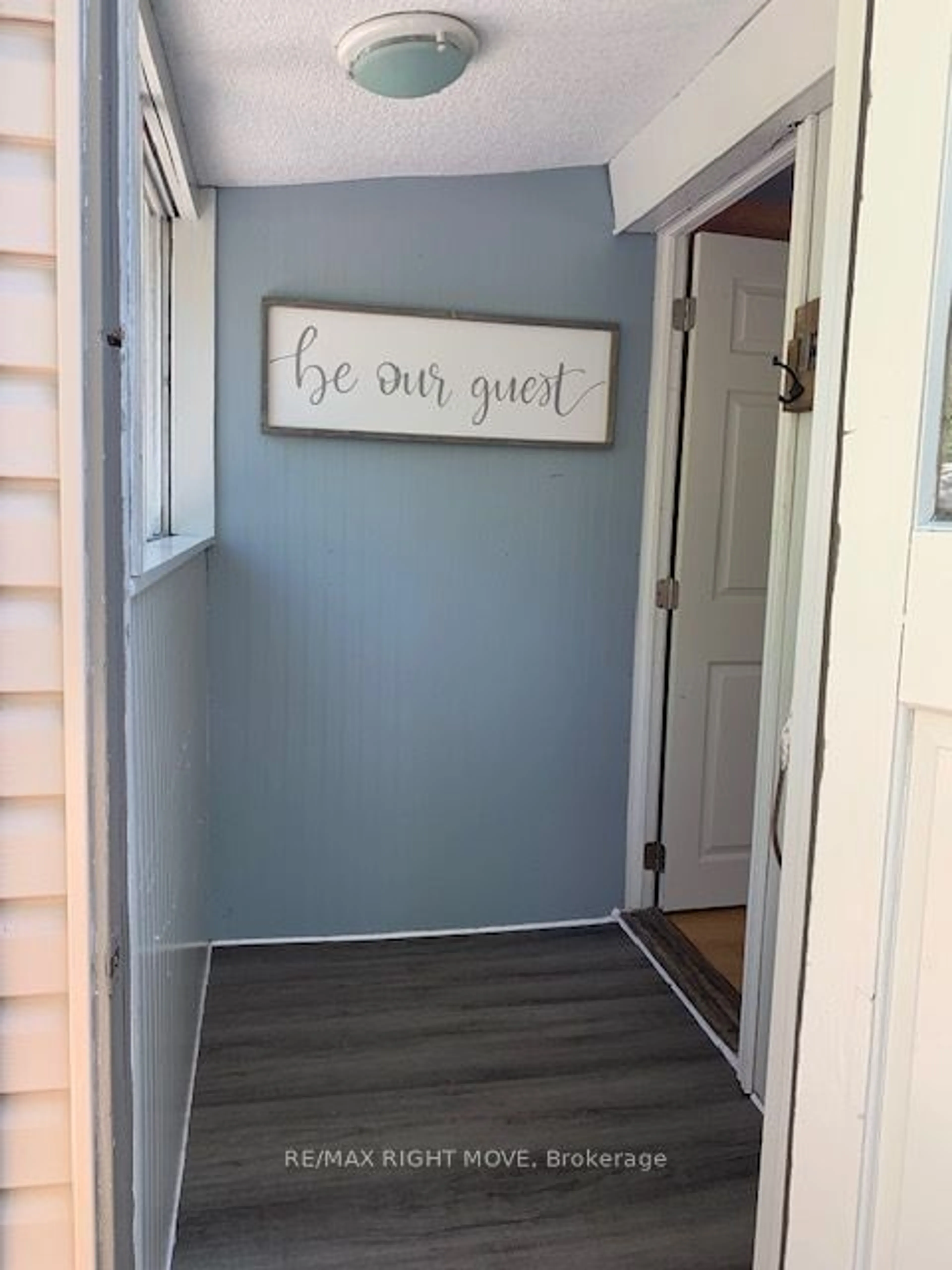 Indoor entryway for 11 Stoney Rd, Tiny Ontario L9M 0H2