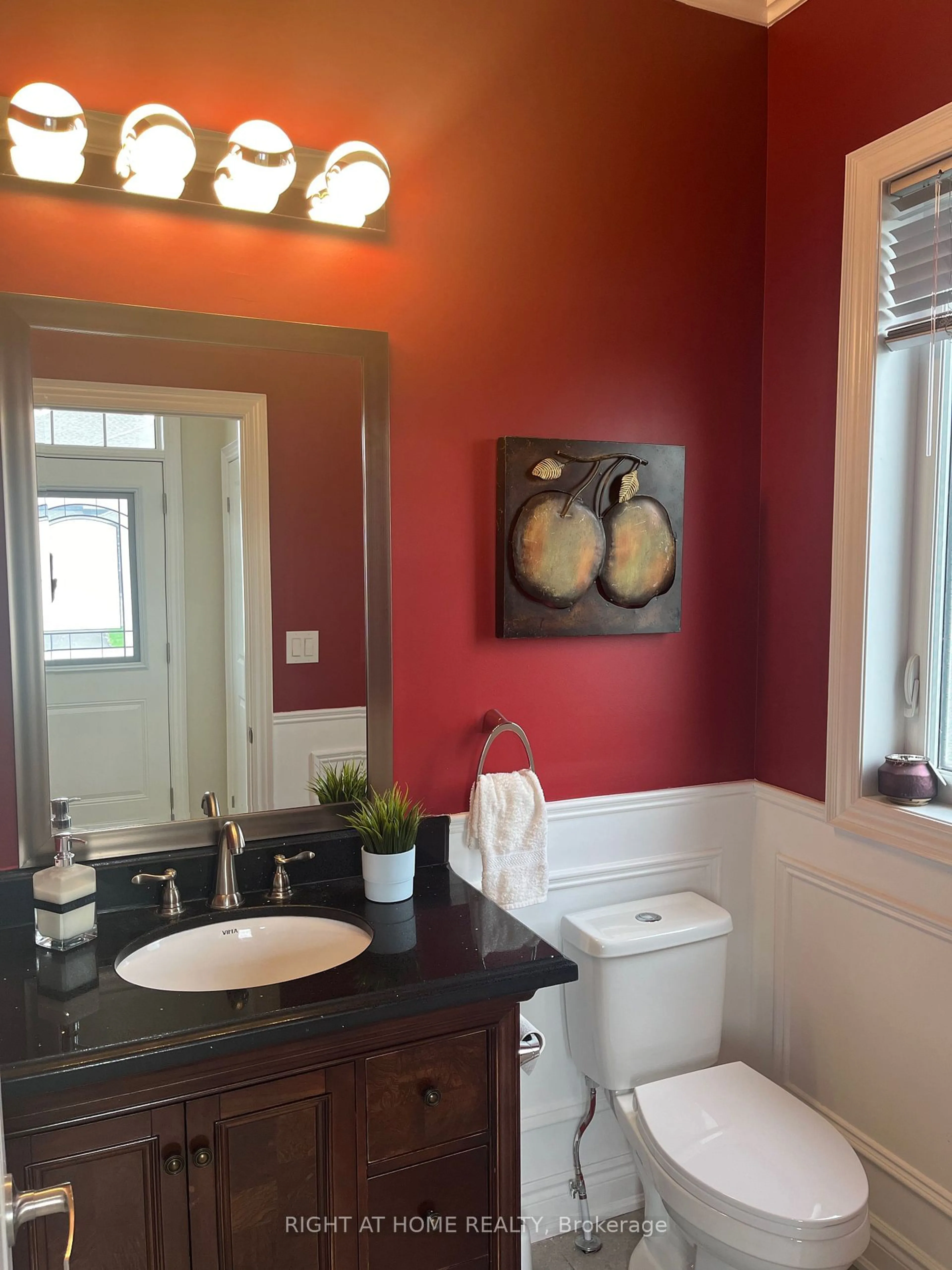 Contemporary bathroom for 9 Middleton Dr, Wasaga Beach Ontario L9Z 0K9