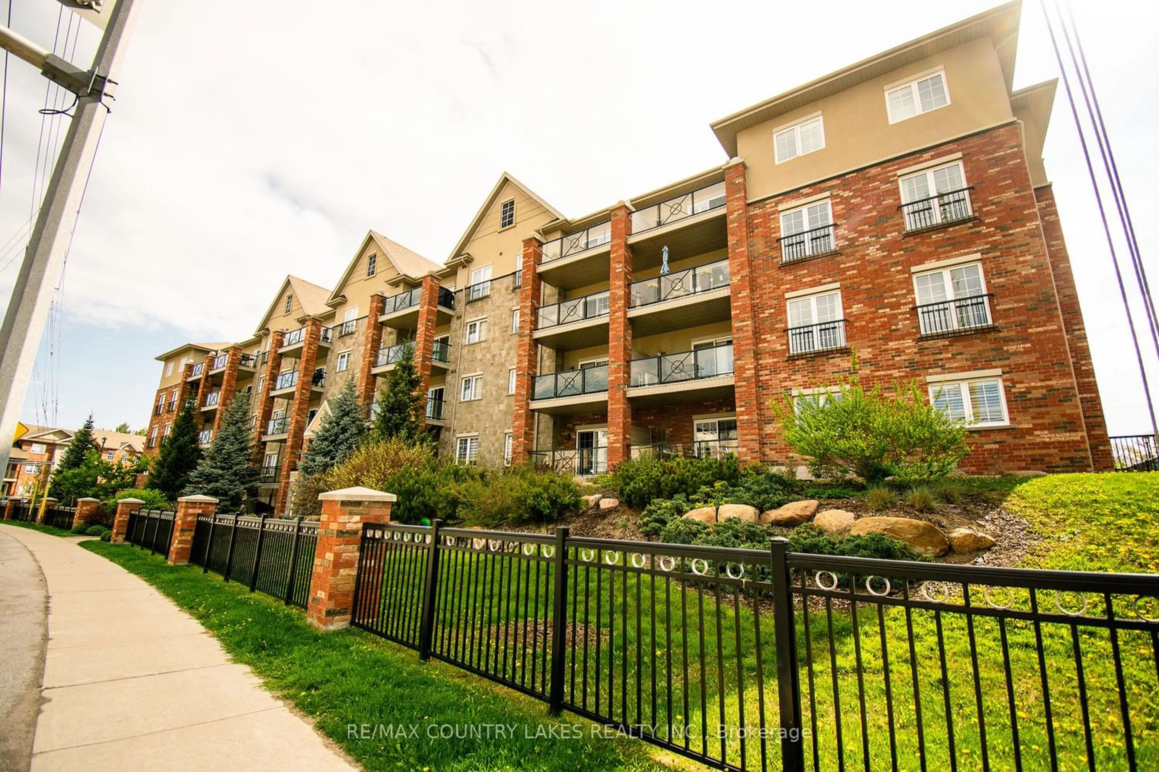 A pic from exterior of the house or condo for 39 Ferndale Dr #202, Barrie Ontario L4N 5T5