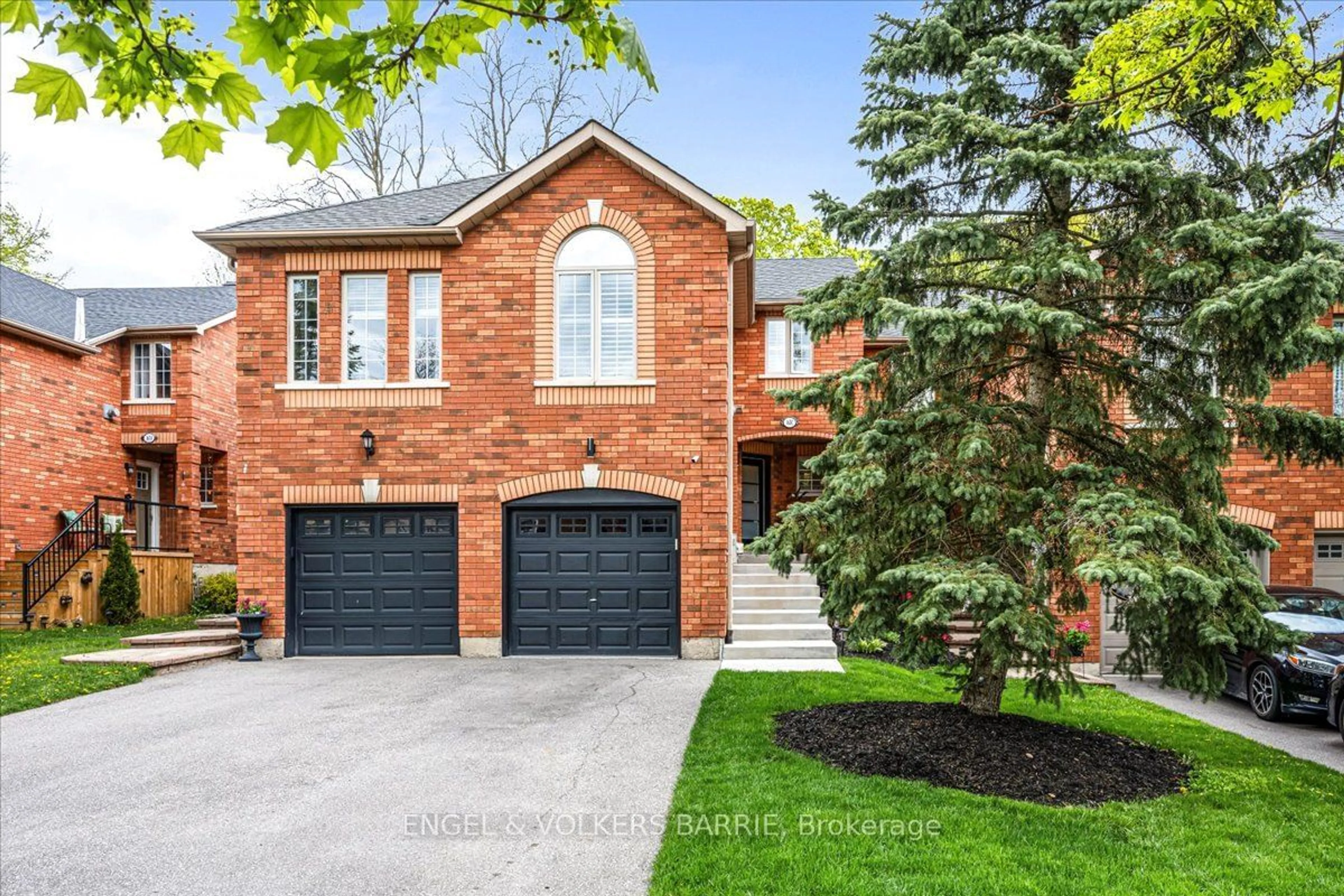Home with brick exterior material for 163 Owen St, Barrie Ontario L4M 3H8