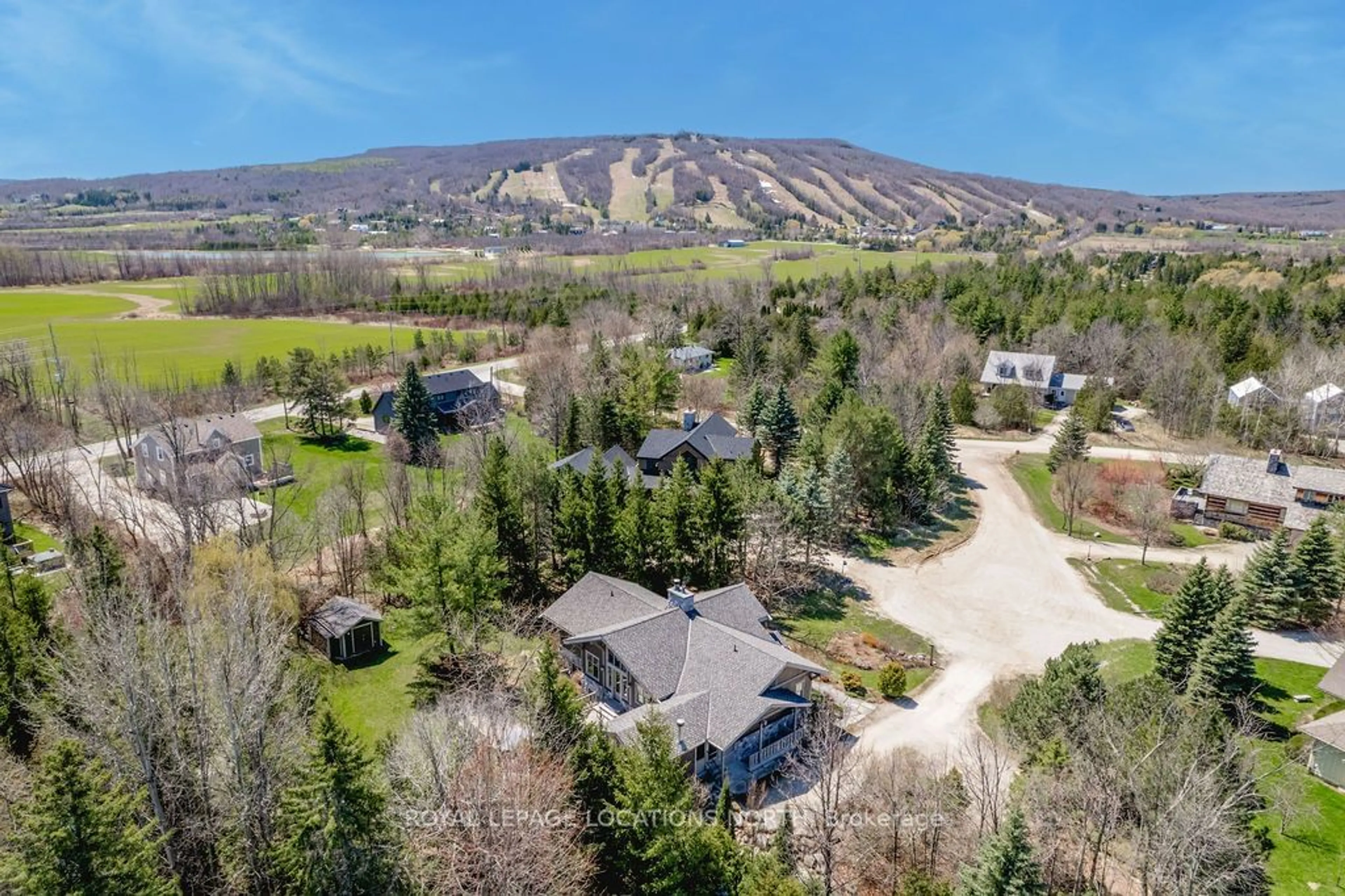 A pic from exterior of the house or condo, the view of mountain for 3 Robertson Crt, Clearview Ontario L9Y 3Y9