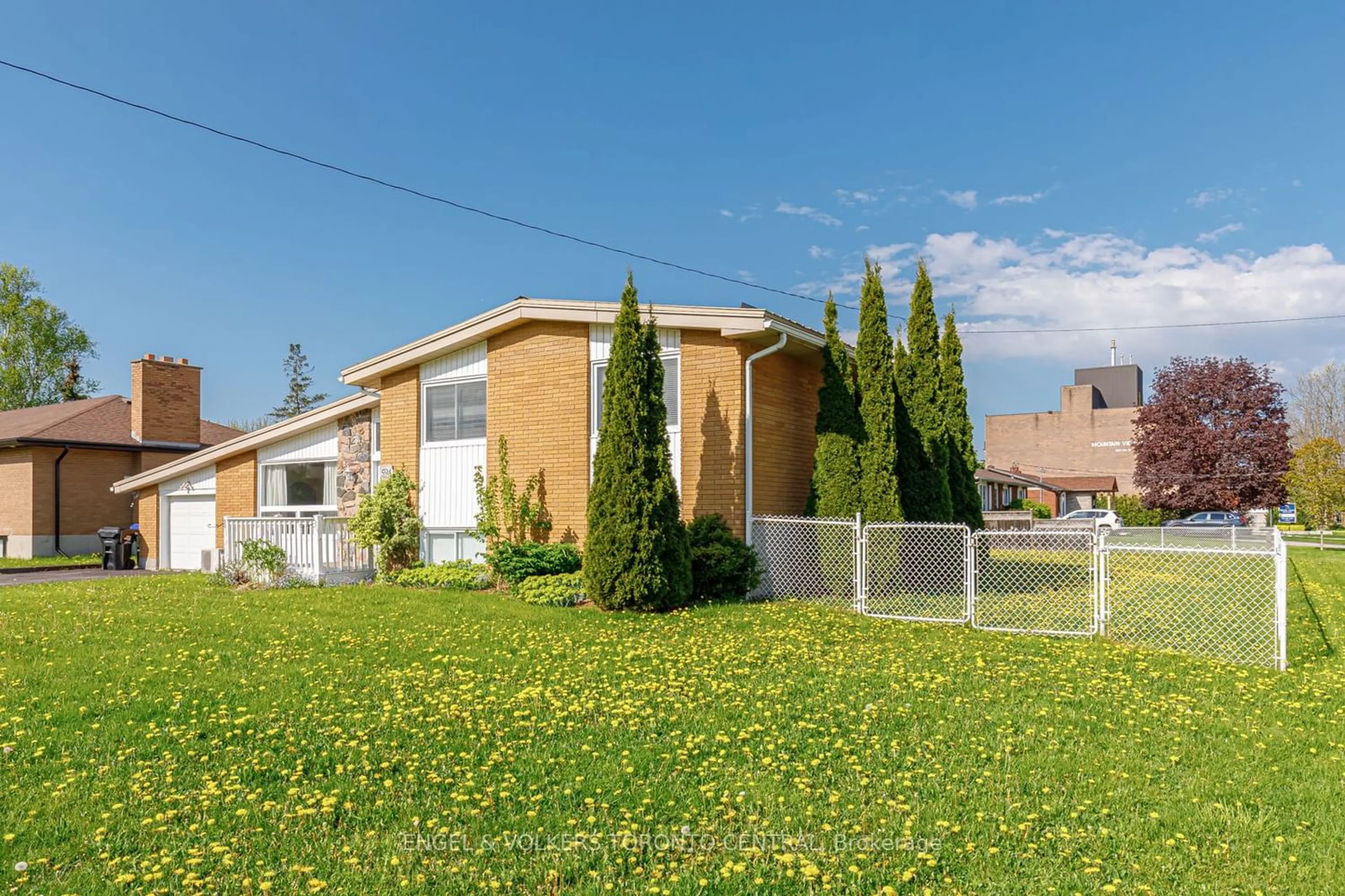 Frontside or backside of a home for 594 Oak St, Collingwood Ontario L9Y 2Z1