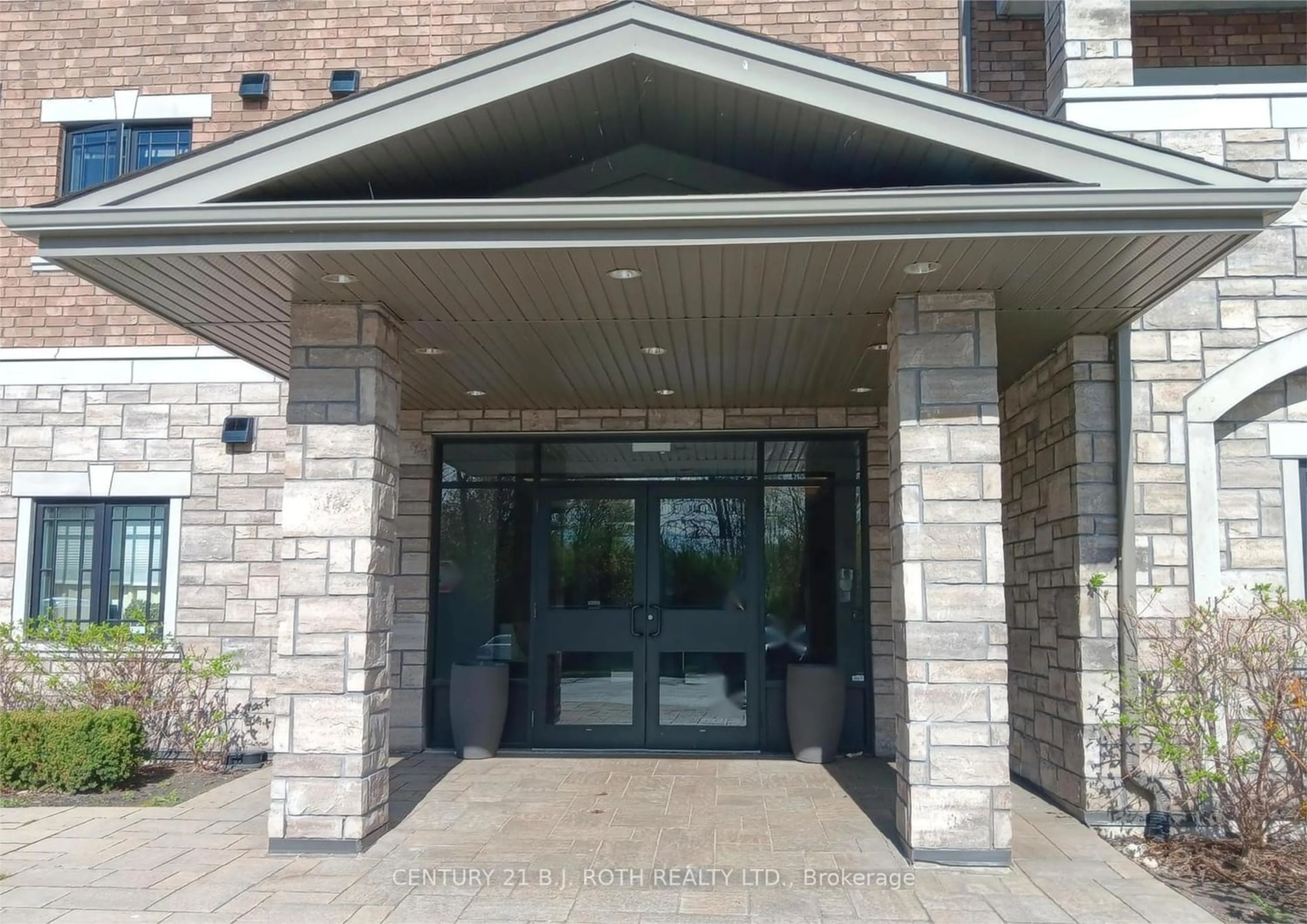 Indoor foyer for 1 Chamberlain Cres #203, Collingwood Ontario L9Y 0E3