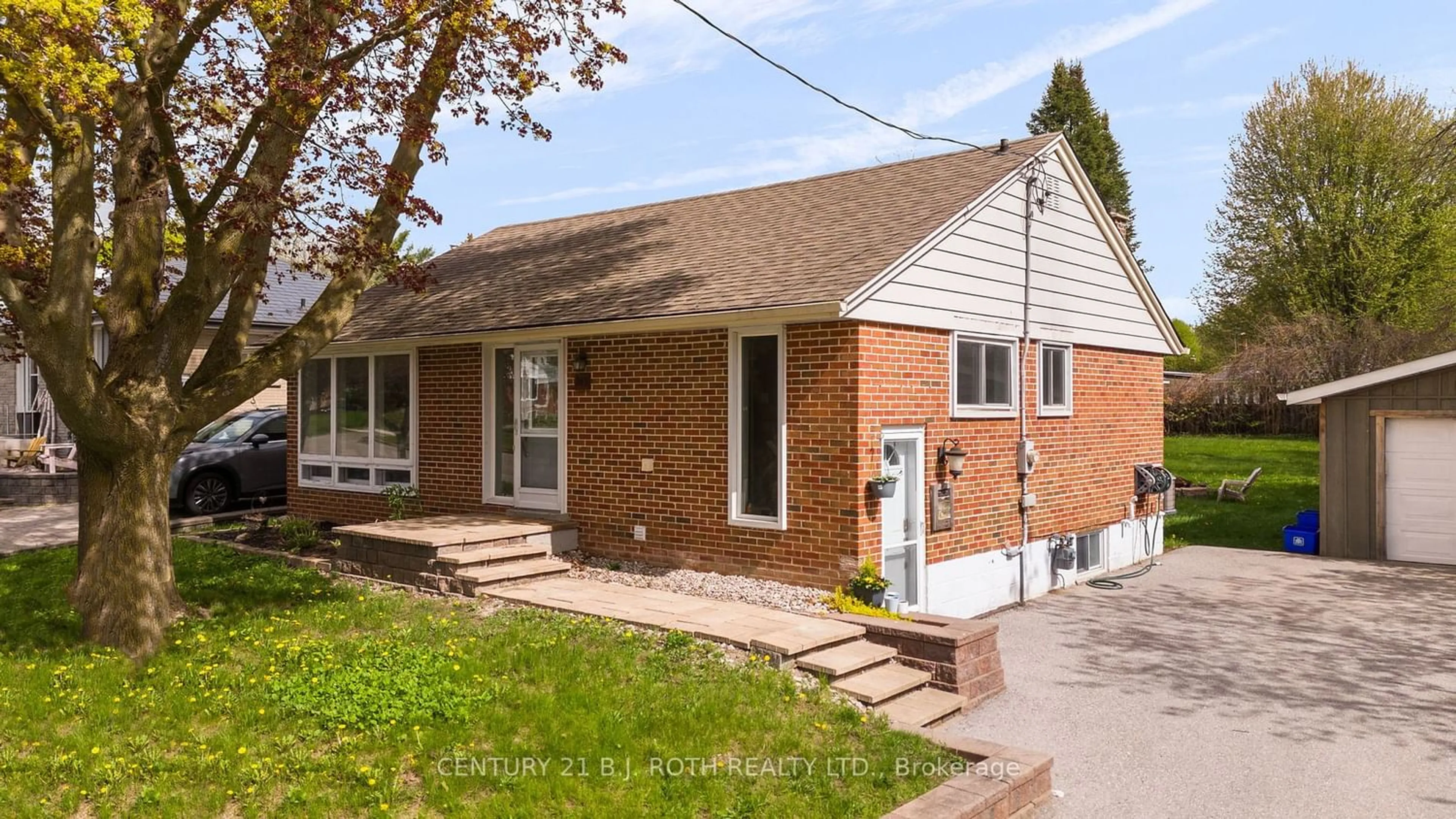Home with brick exterior material for 243 Wellington St, Barrie Ontario L4M 2E4