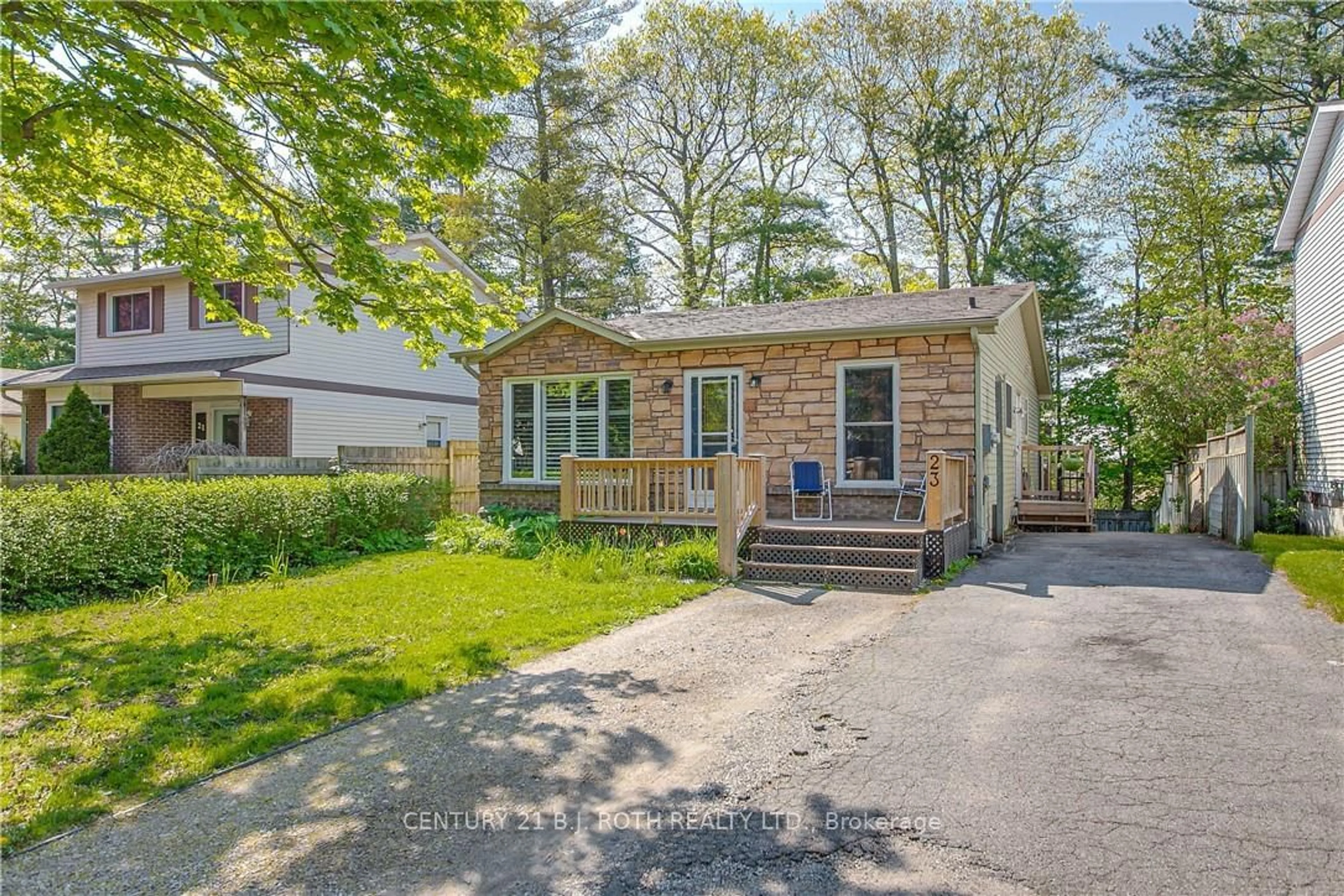 Cottage for 23 Kipling Pl, Barrie Ontario L4N 4W9