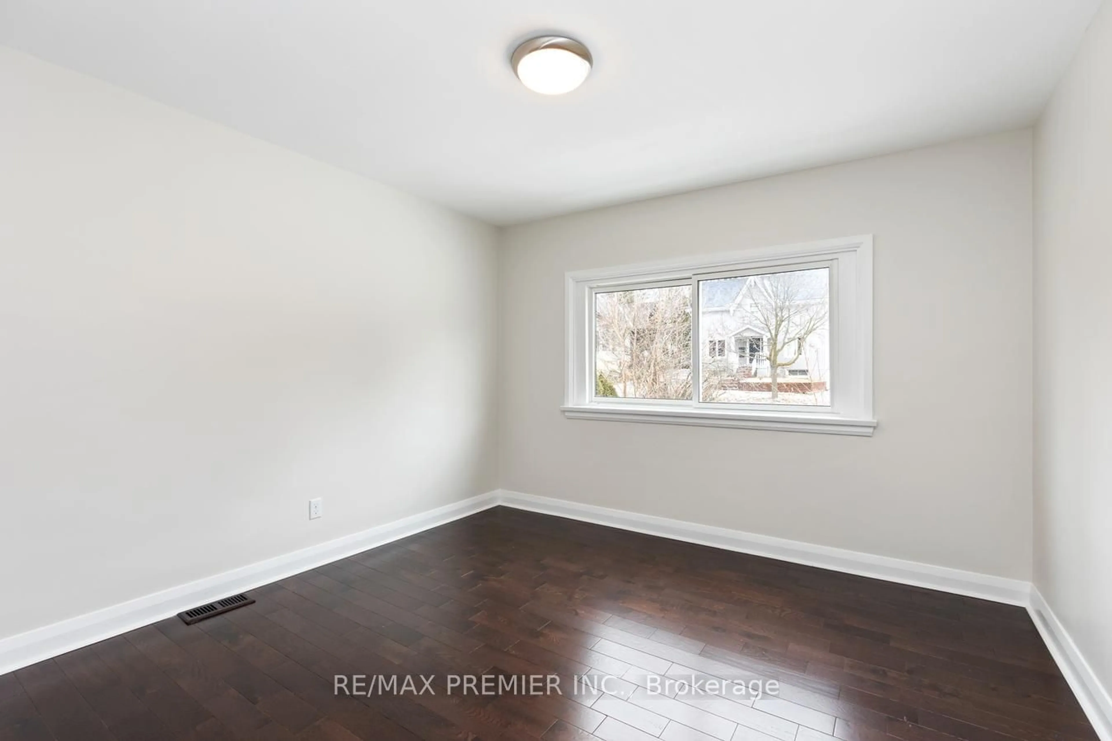 A pic of a room for 152 Owen St, Barrie Ontario L4M 3H9