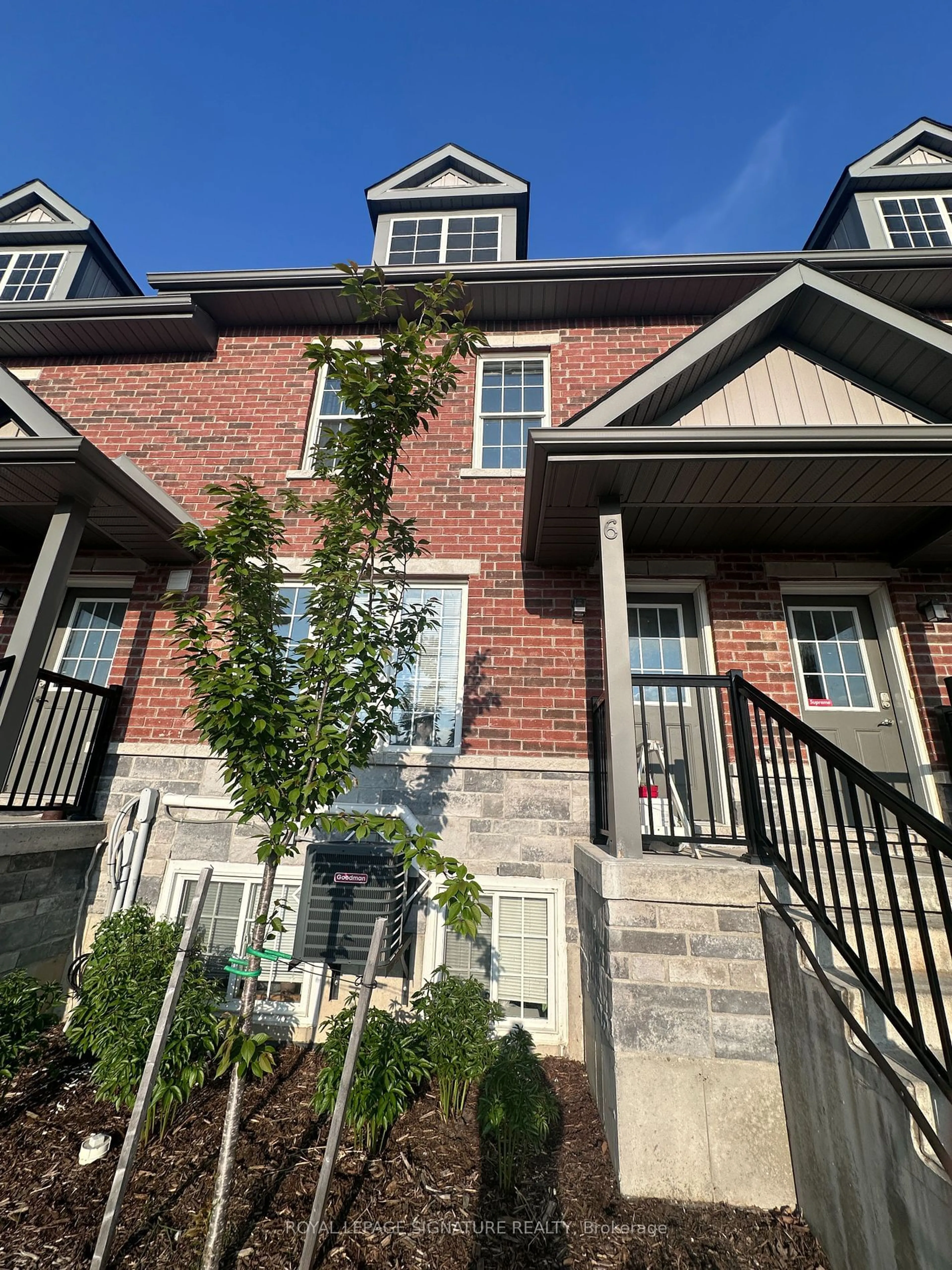 Home with brick exterior material for 252 Penetanguishene Rd #6, Barrie Ontario L4M 7C2