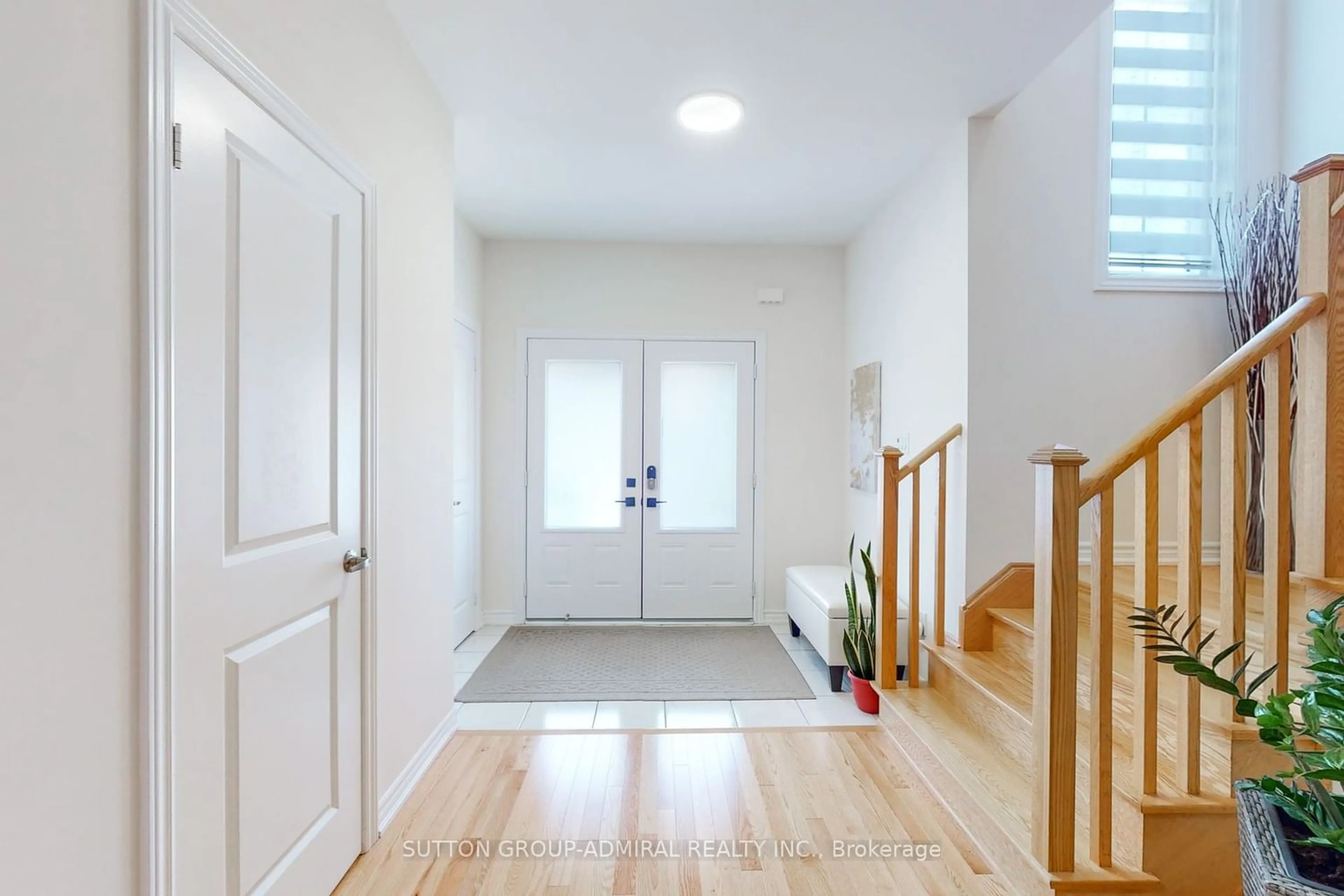 Indoor entryway, wood floors for 3 Cypress Point St, Barrie Ontario L4N 5S4