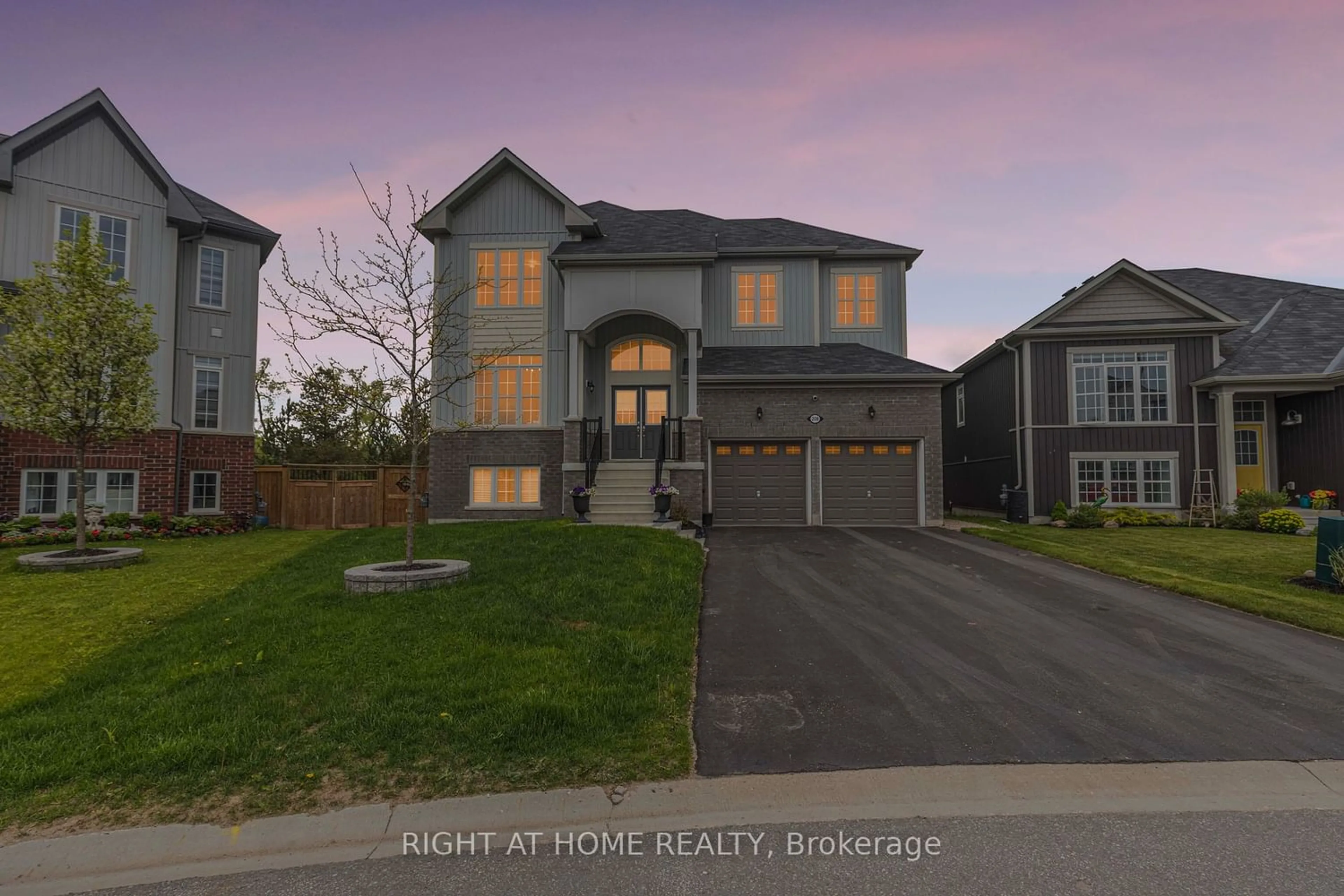 Frontside or backside of a home for 208 Lia Dr, Clearview Ontario L0M 1S0