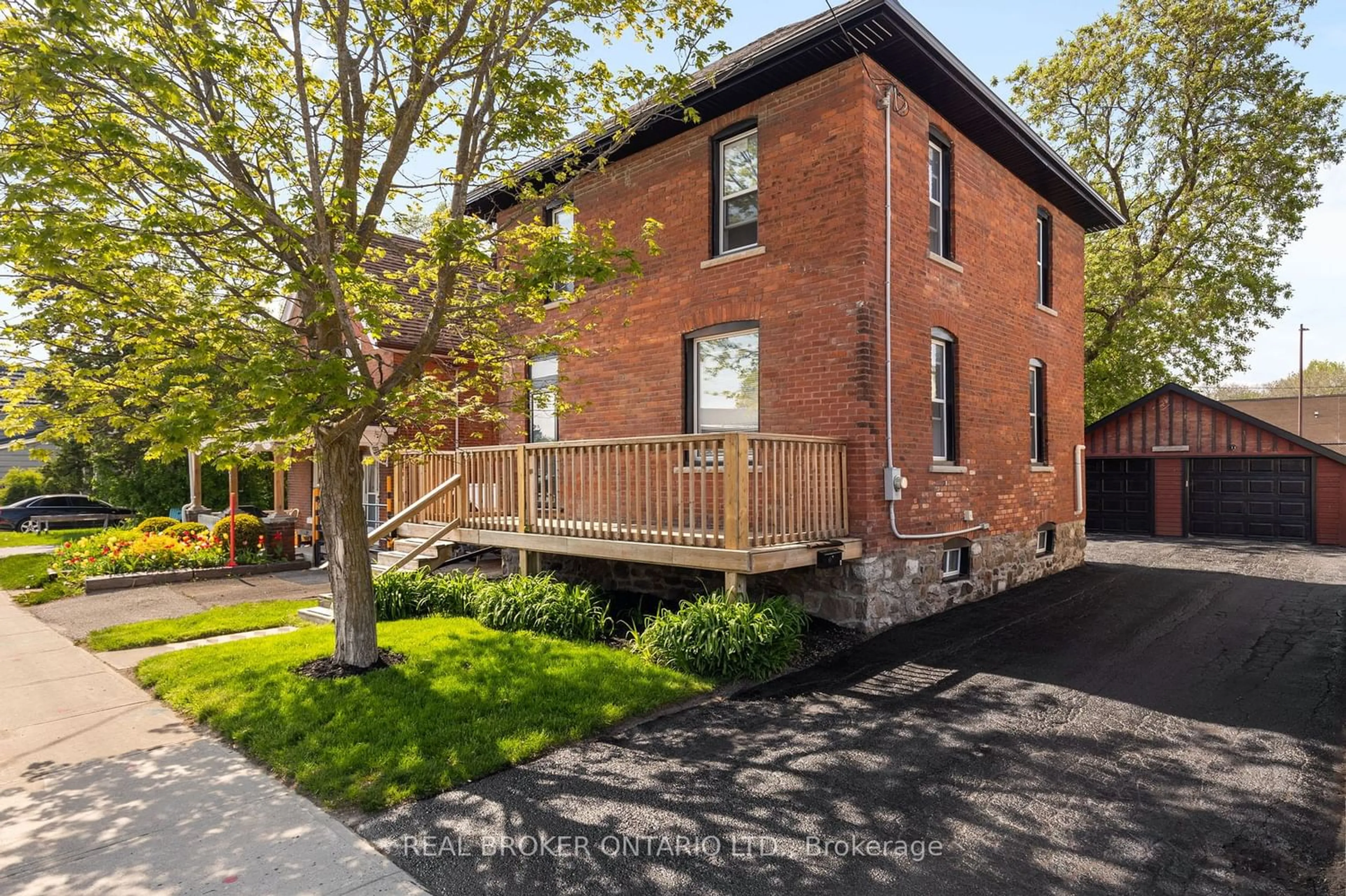 Home with brick exterior material for 44 Colborne St, Orillia Ontario L3V 2Y4