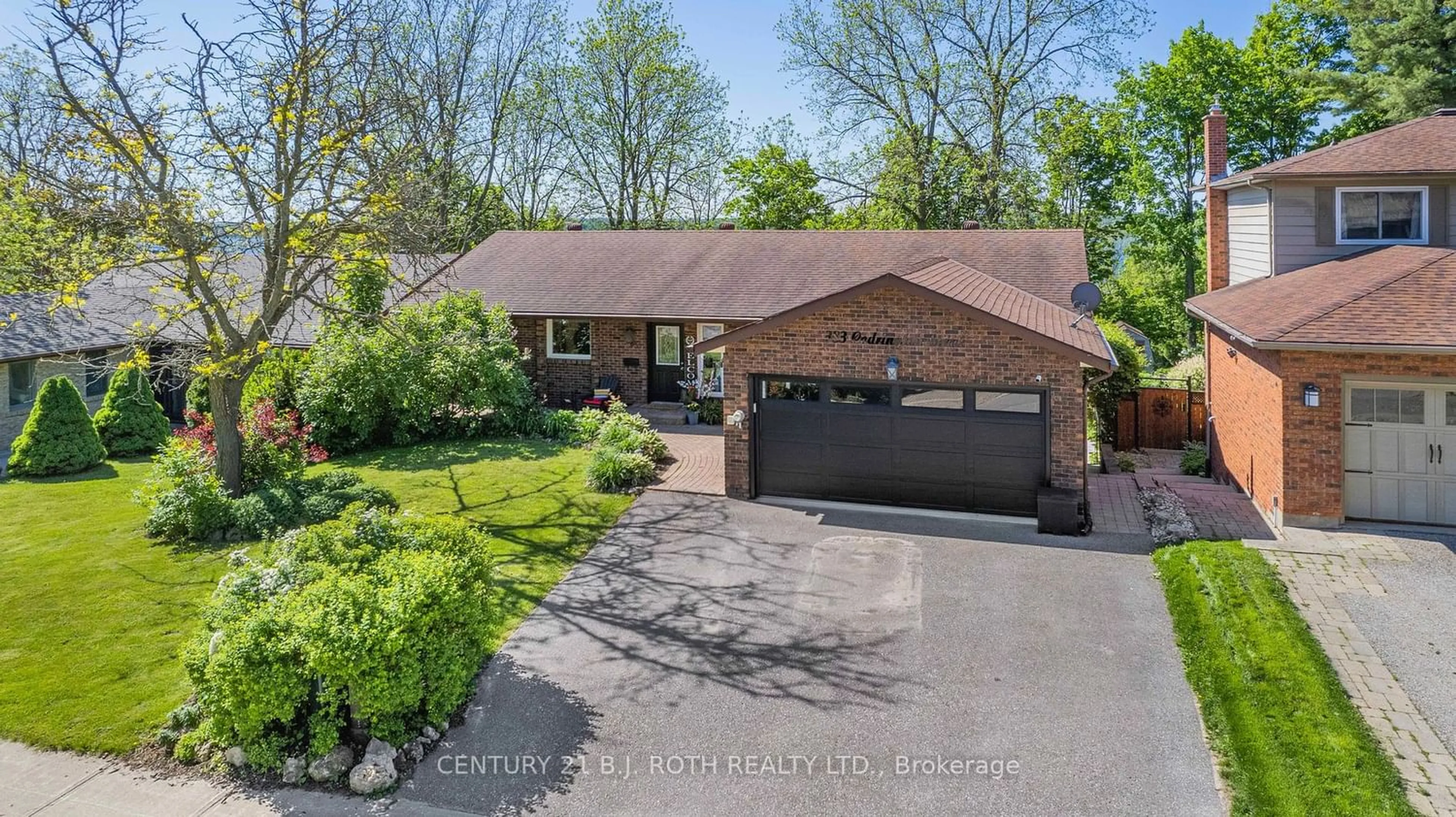 Frontside or backside of a home for 383 codrington St, Barrie Ontario L4M 1S9