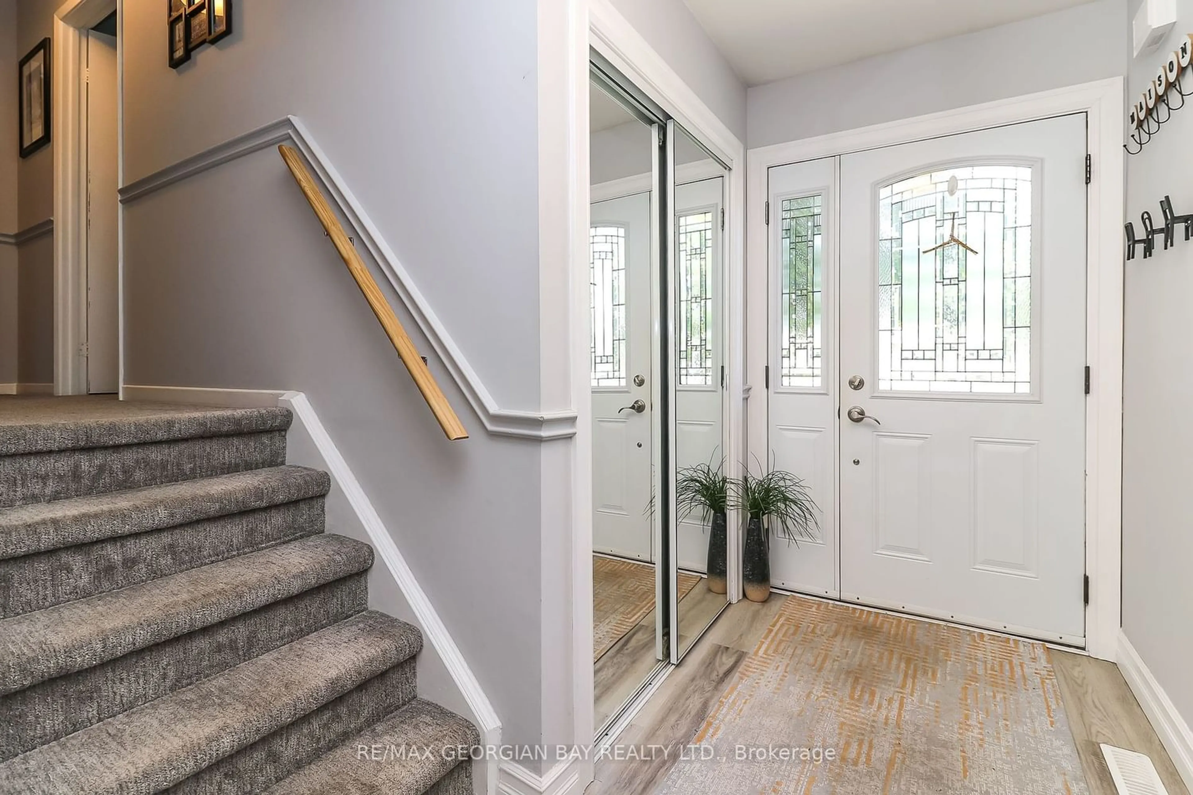 Indoor entryway for 1007 Glen Mhor Cres, Midland Ontario L4R 4P5