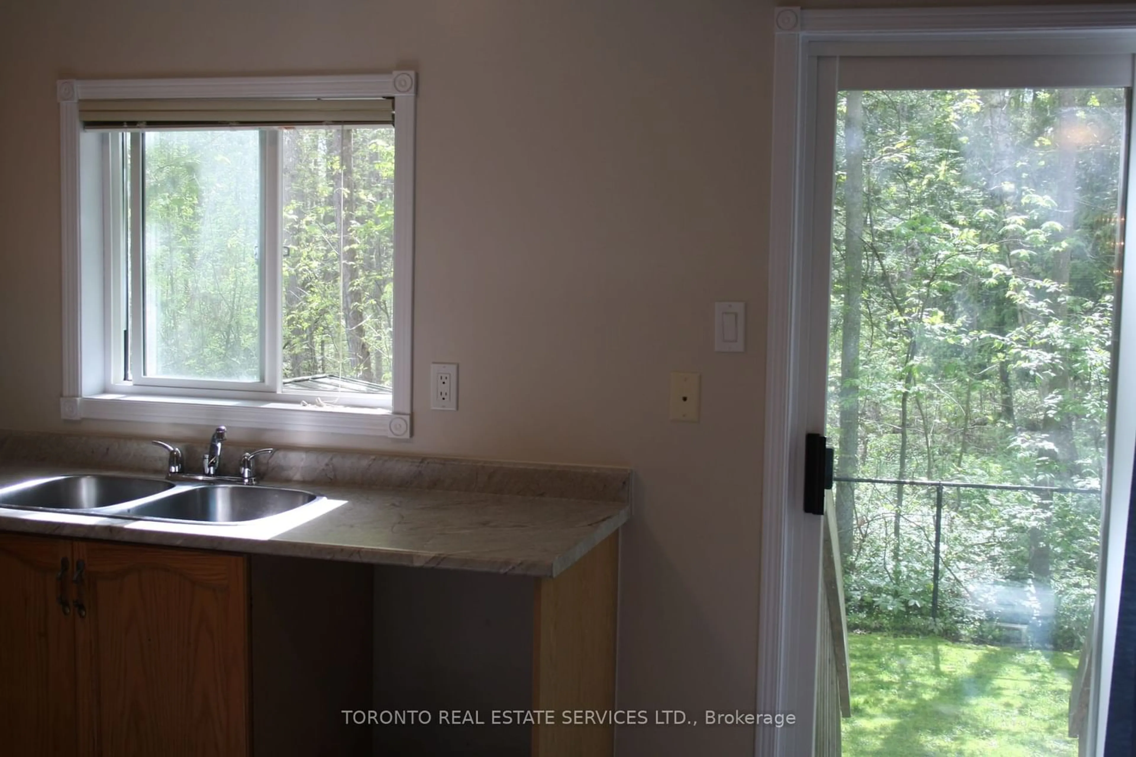 Standard kitchen for 30 Brillinger Dr, Wasaga Beach Ontario L9Z 1L4