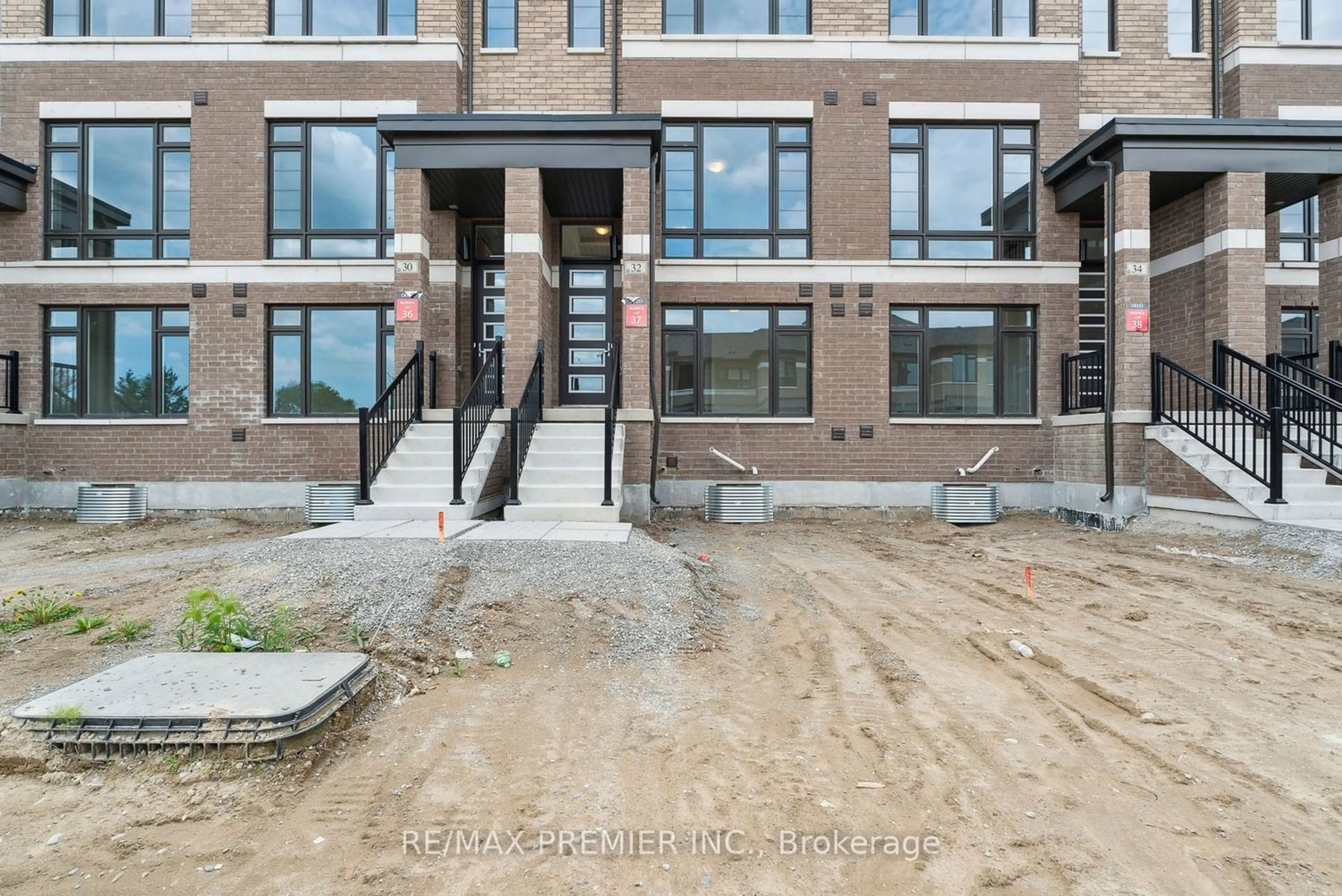 A pic from exterior of the house or condo for 32 Turnberry Lane, Barrie Ontario L4N 6K7