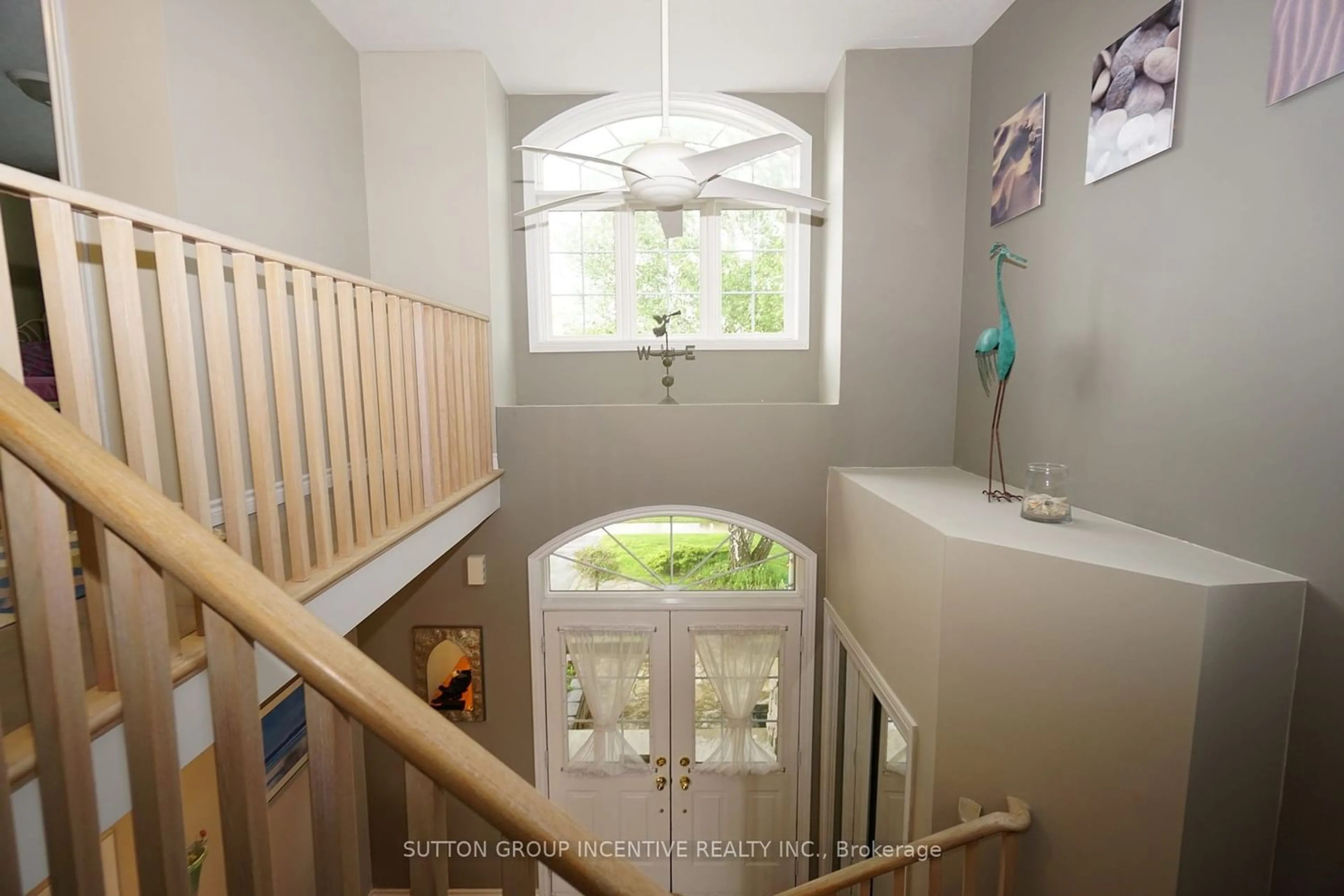 Indoor entryway for 23 Sovereign's Gate, Barrie Ontario L4N 0K7
