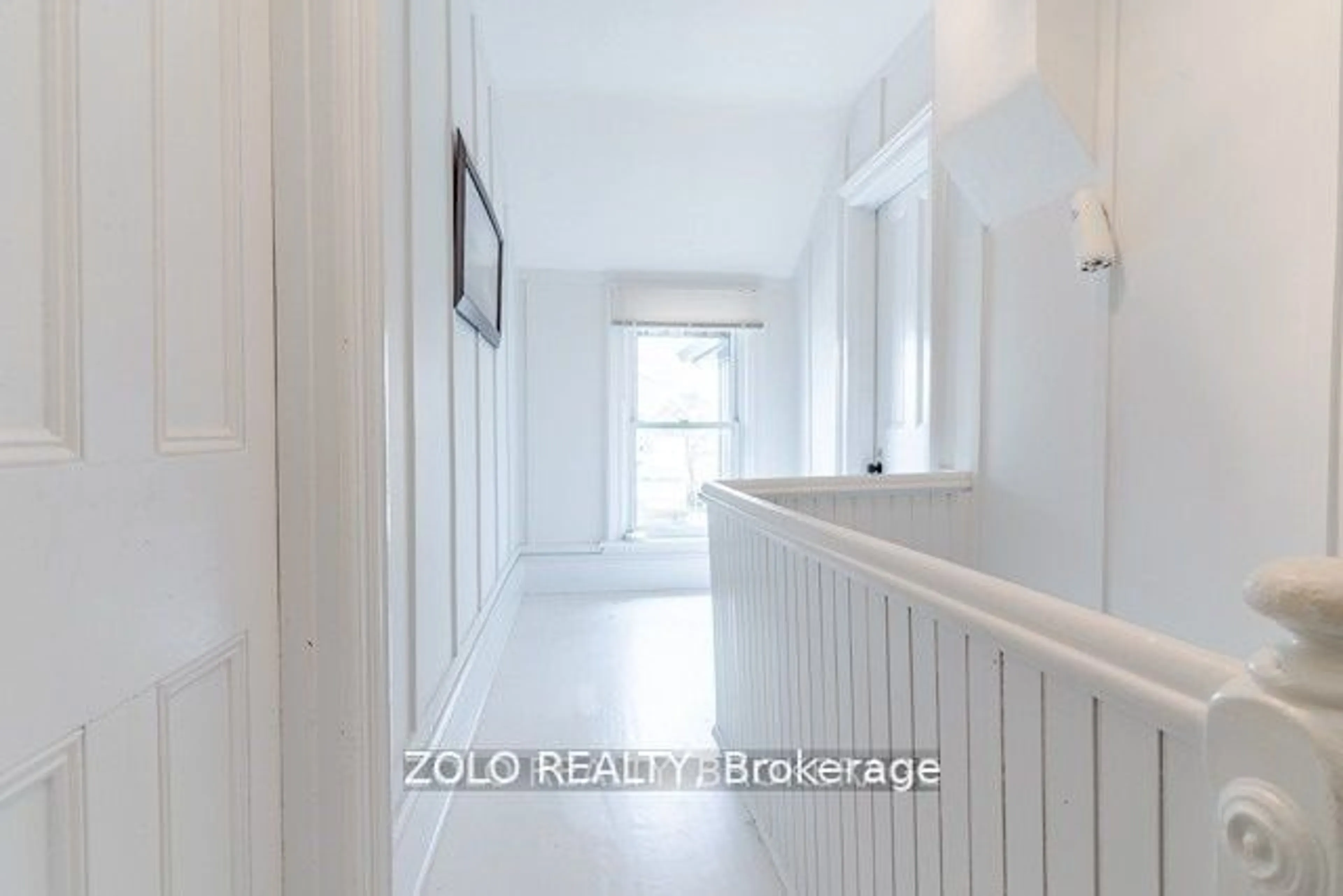 Indoor entryway for 253 Dunlop St, Barrie Ontario L4M 1B6