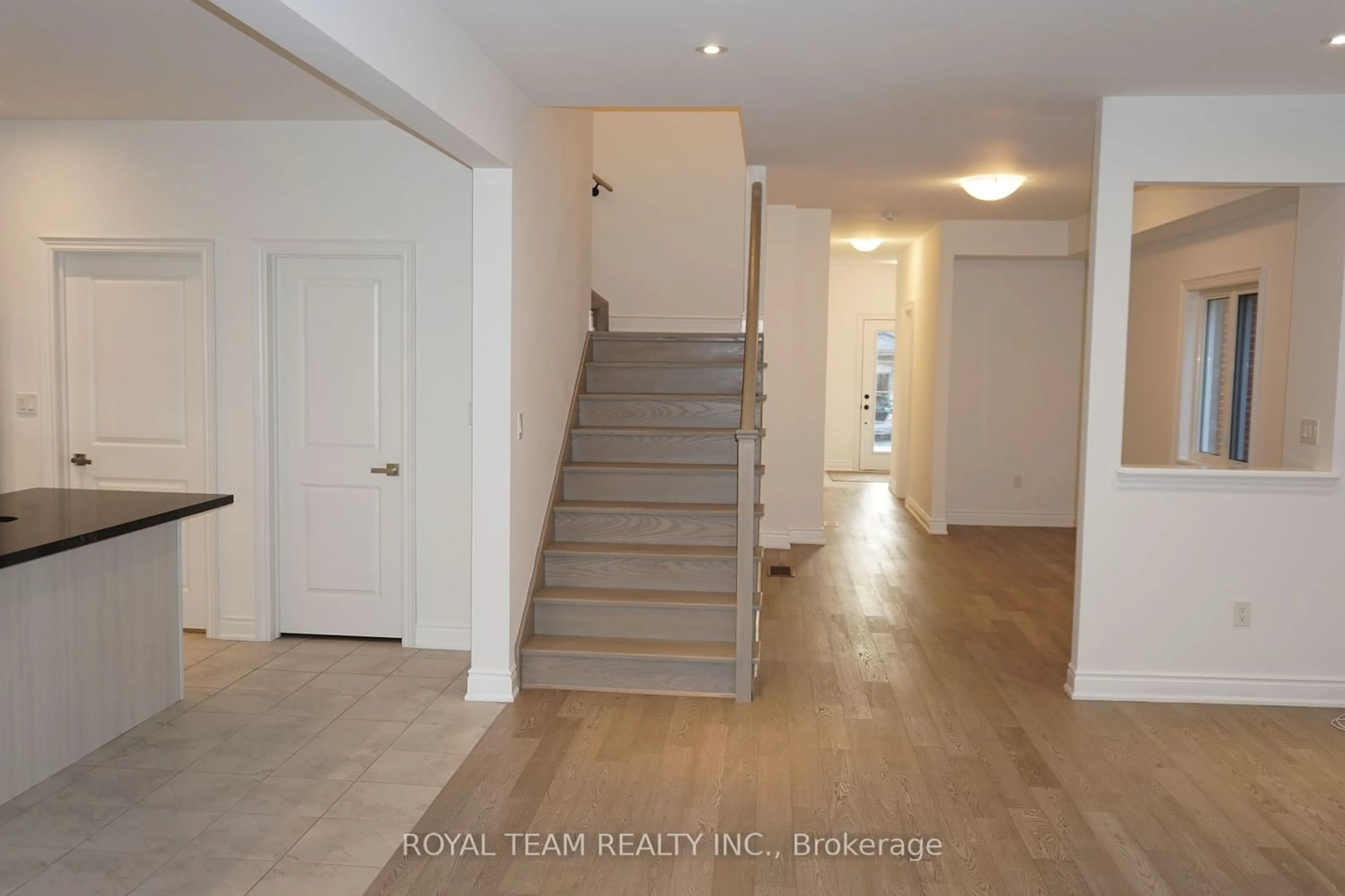 Indoor entryway for 12 Harvest Cres, Barrie Ontario L9J 0T3