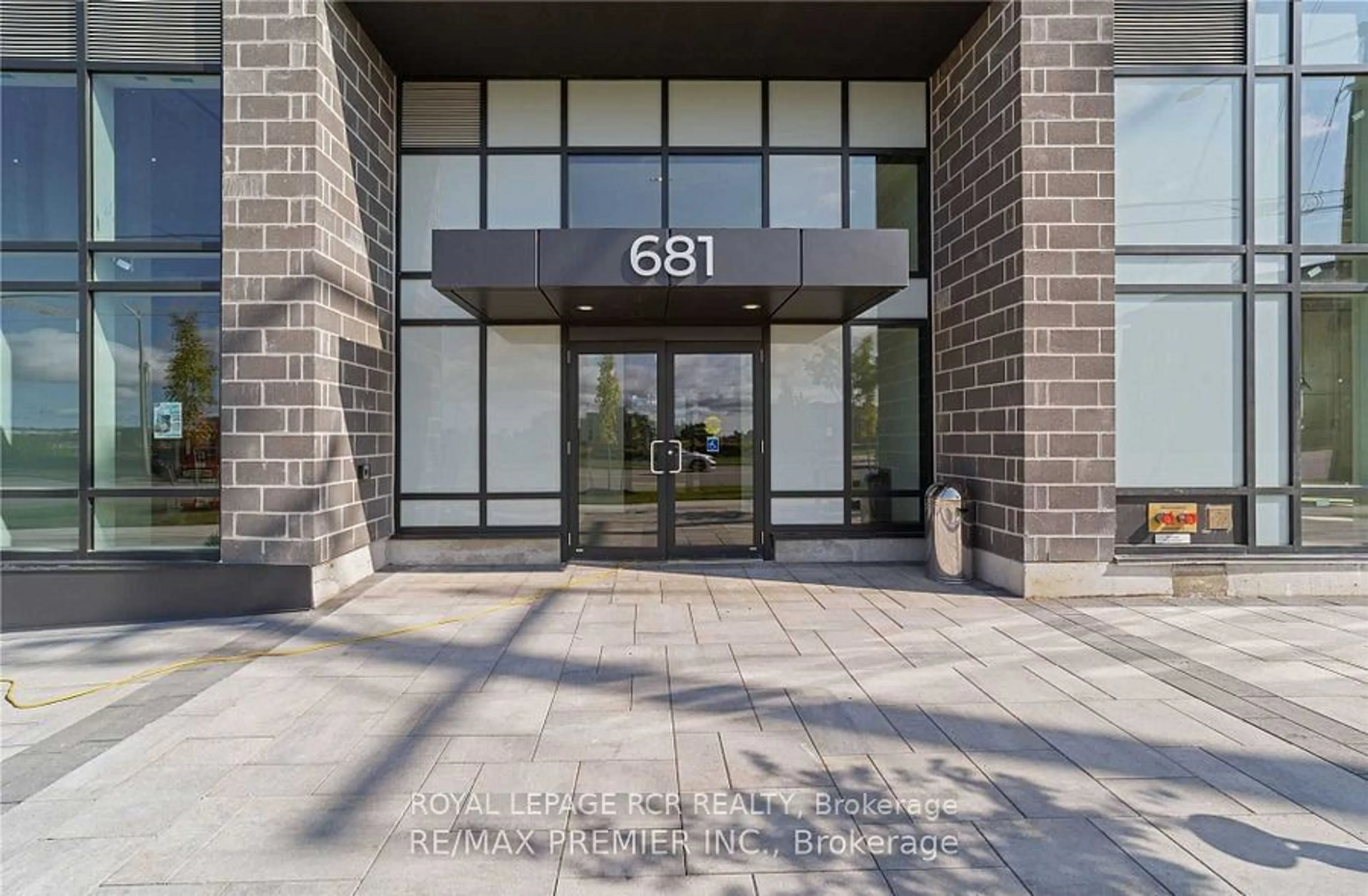 Indoor foyer for 681 Yonge St #220, Barrie Ontario L4N 4E8