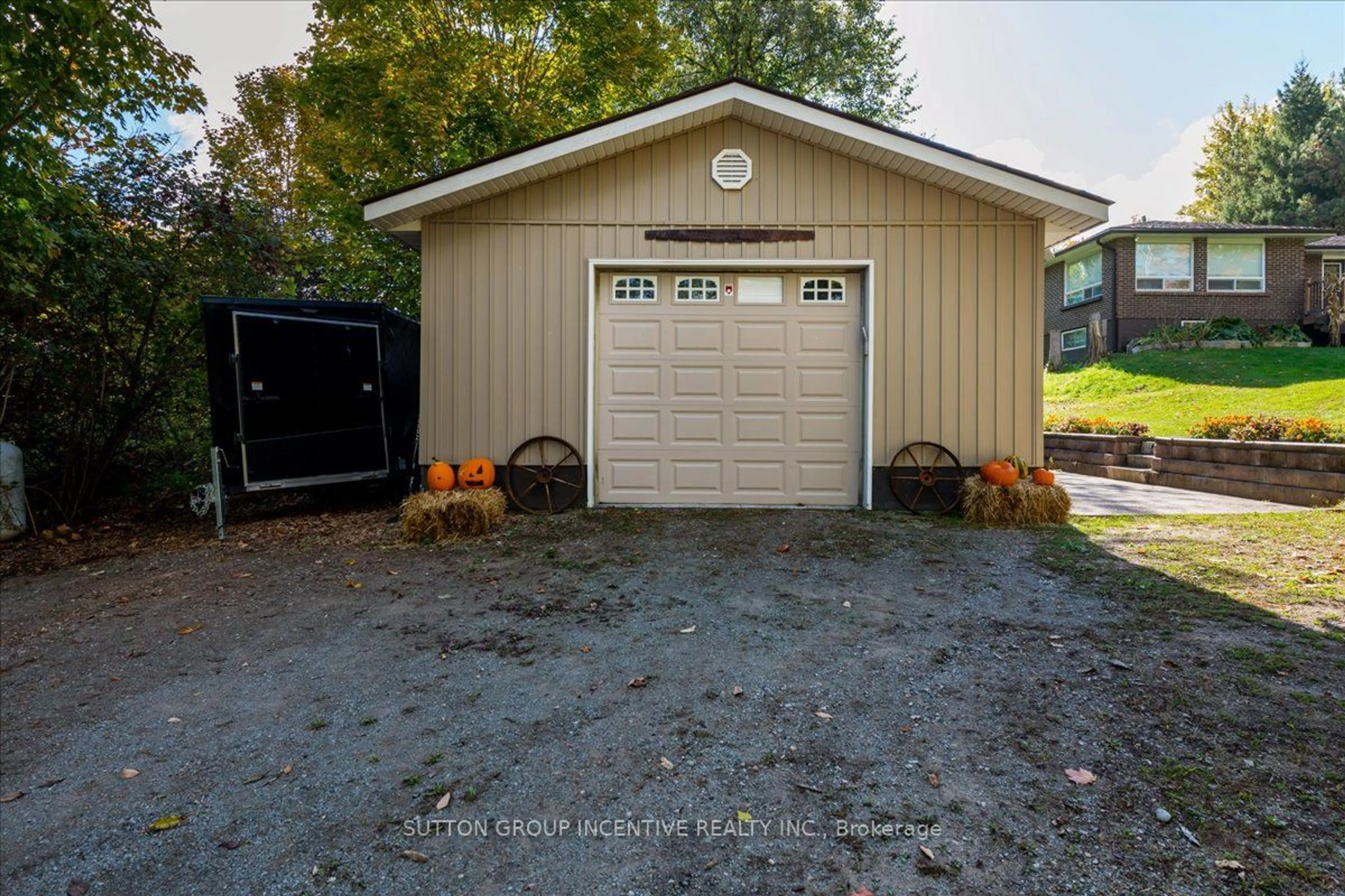 Indoor garage for 1043 Peter Street West St, Oro-Medonte Ontario L0L 2J0