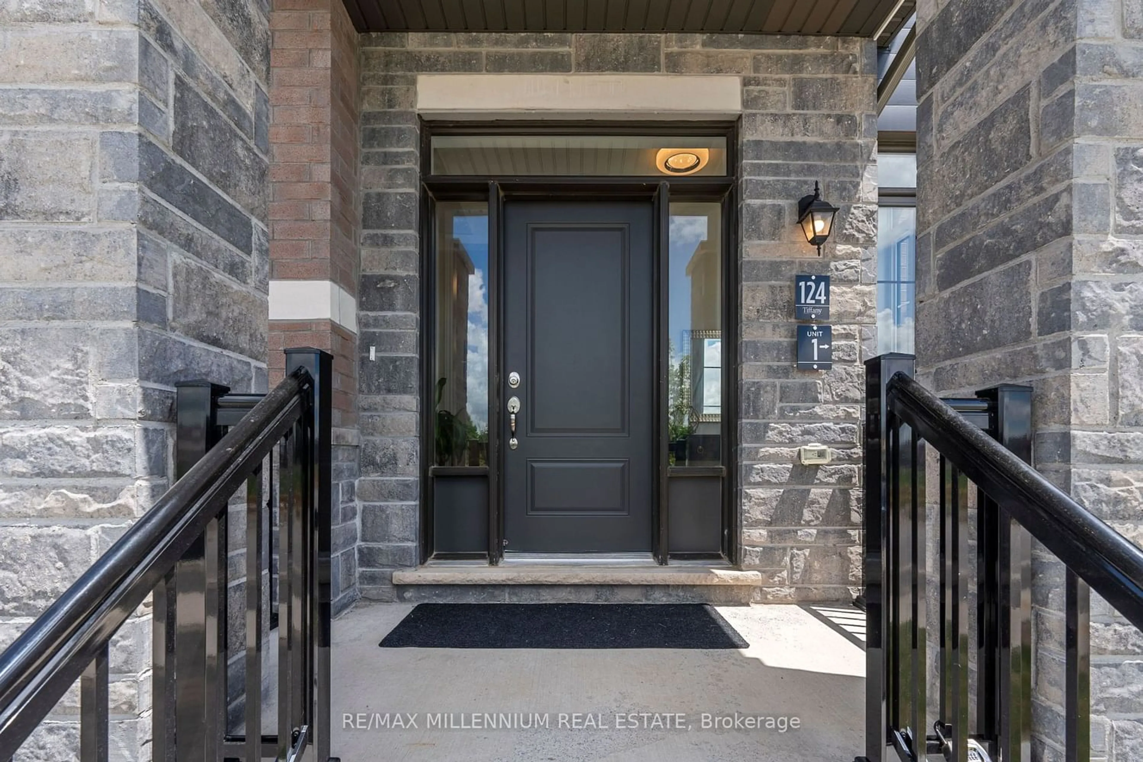 Indoor entryway for 124 Durham Ave, Barrie Ontario L9S 2Z8