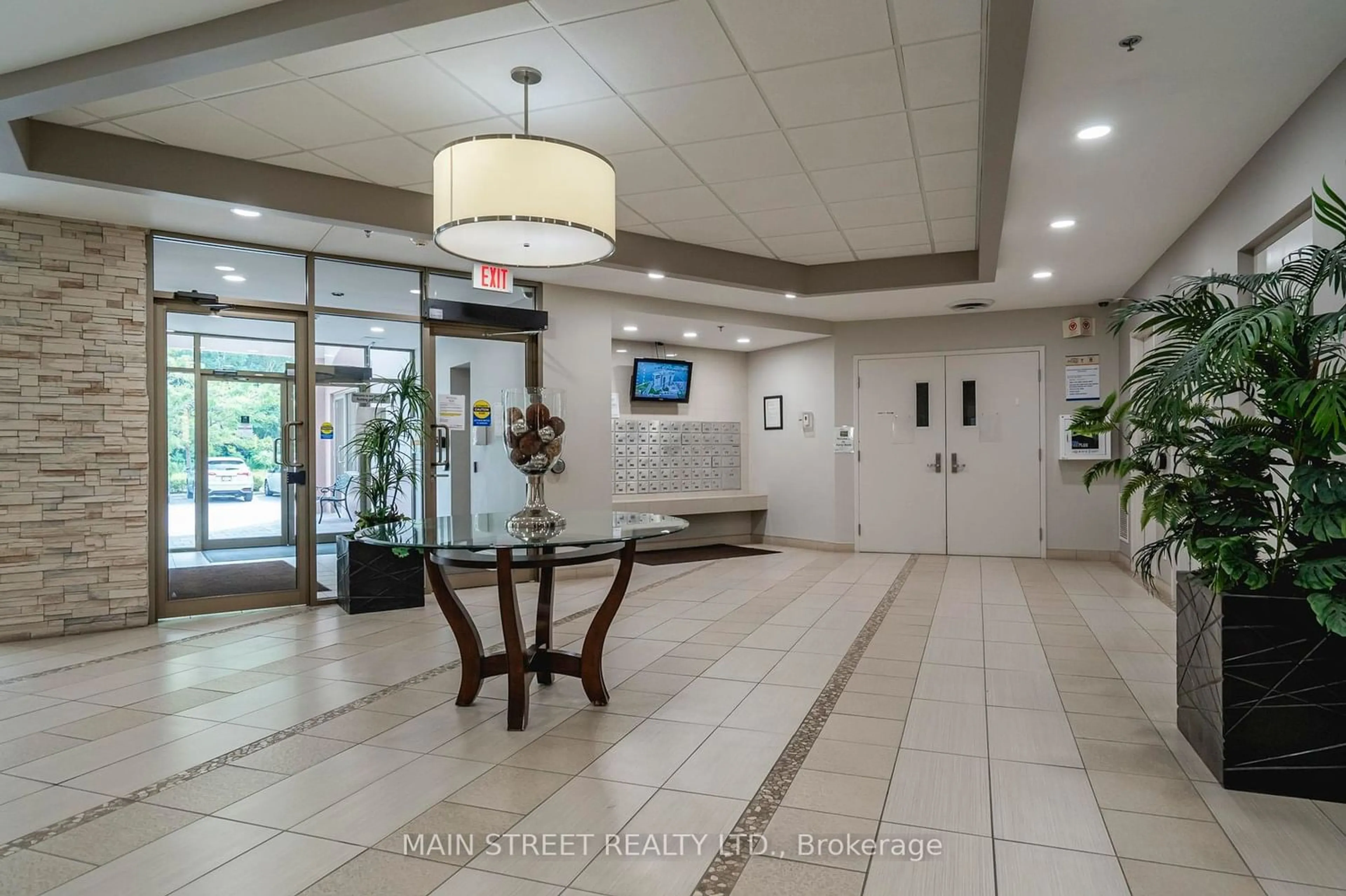 Indoor lobby for 699 Aberdeen Blvd #1006, Midland Ontario L4R 5P2