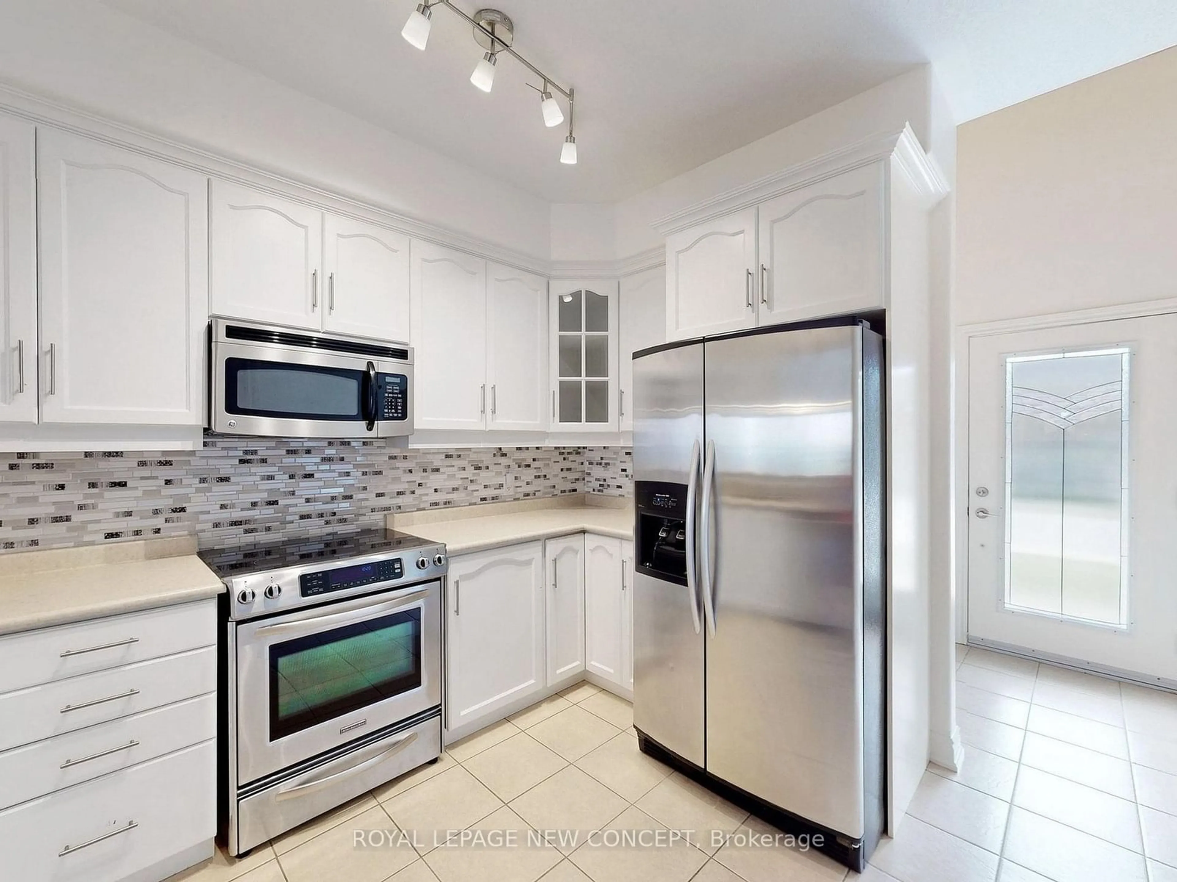 Standard kitchen for 125 Huronia Rd #11, Barrie Ontario L4N 4G1