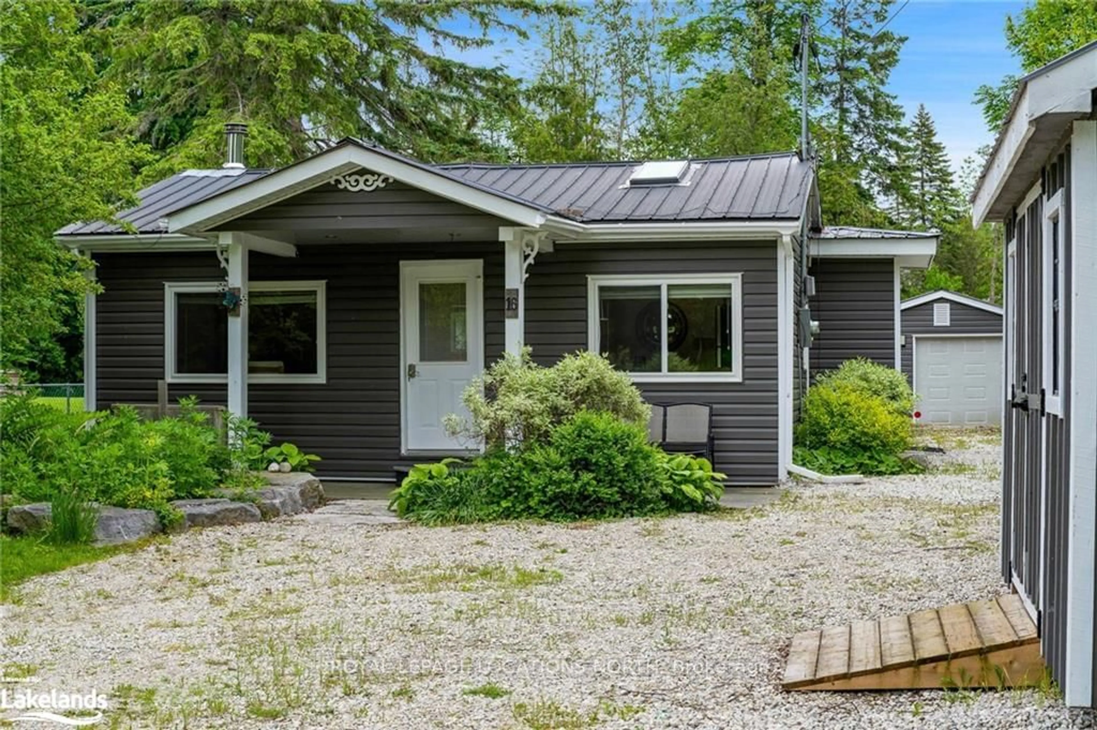 Cottage for 16 Theresa St, Collingwood Ontario L9Y 0X2