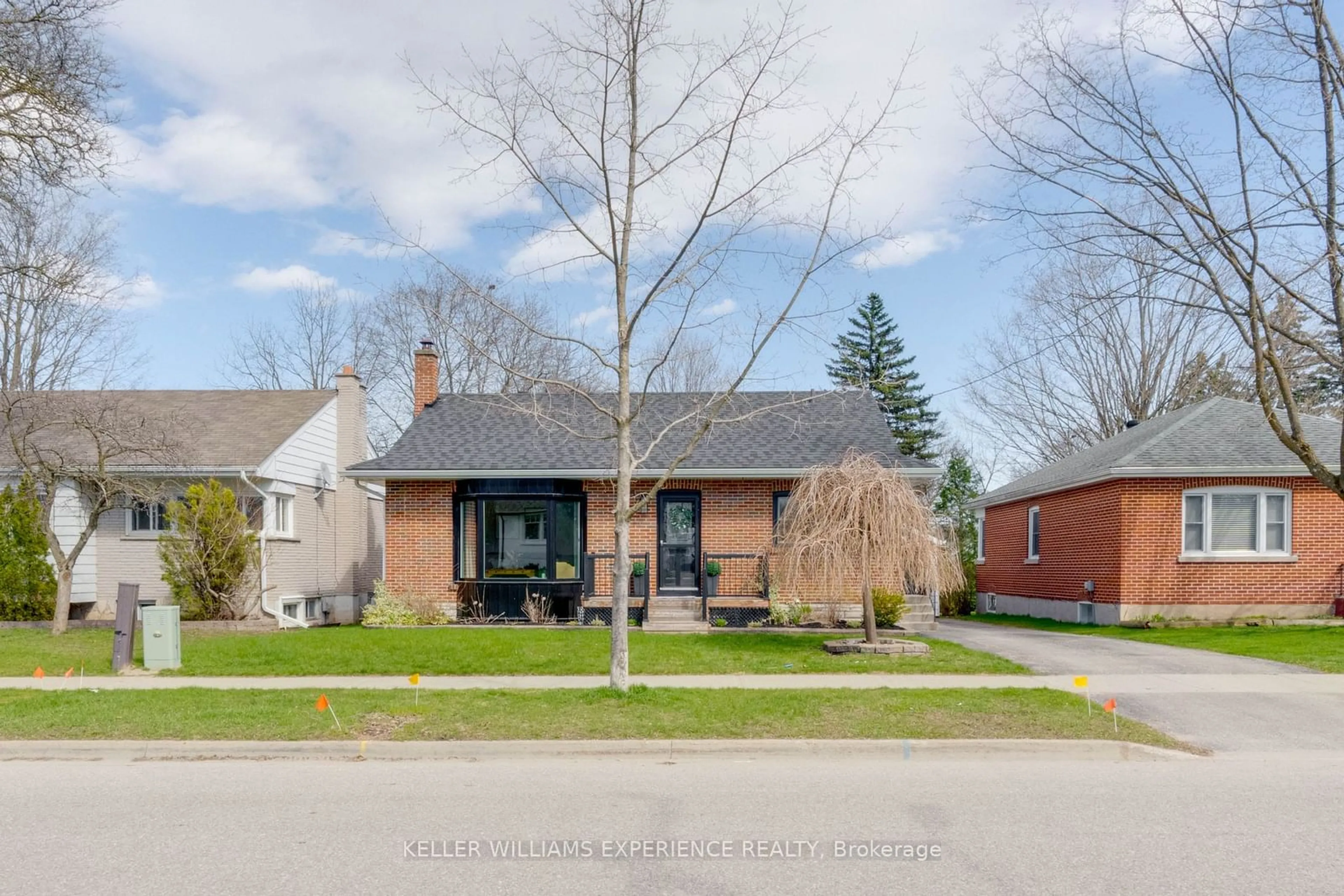 Frontside or backside of a home for 145 Cook St, Barrie Ontario L4M 4H1