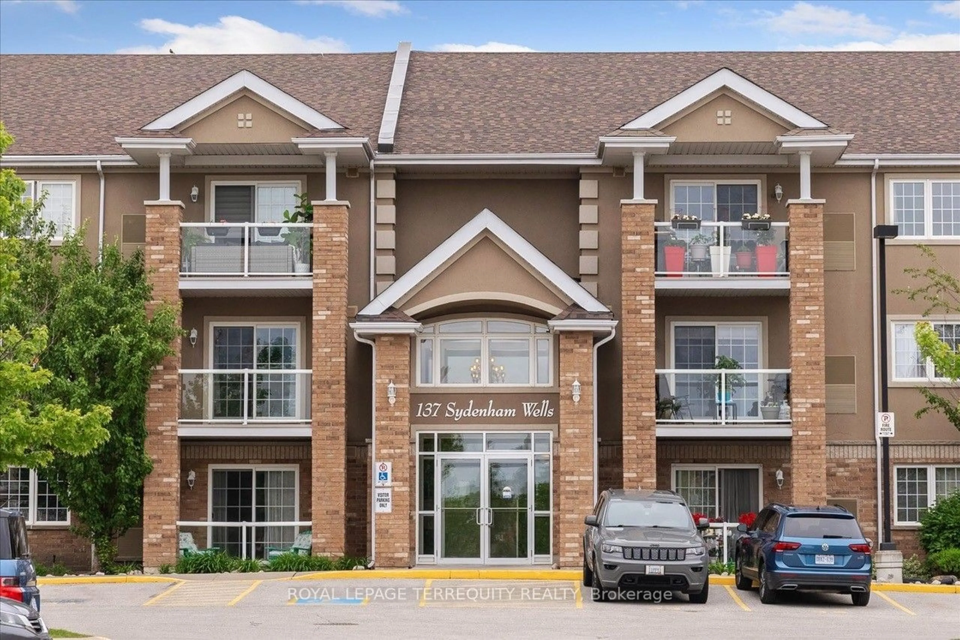 A pic from exterior of the house or condo for 137 Sydenham Wells #12, Barrie Ontario L4M 0G7