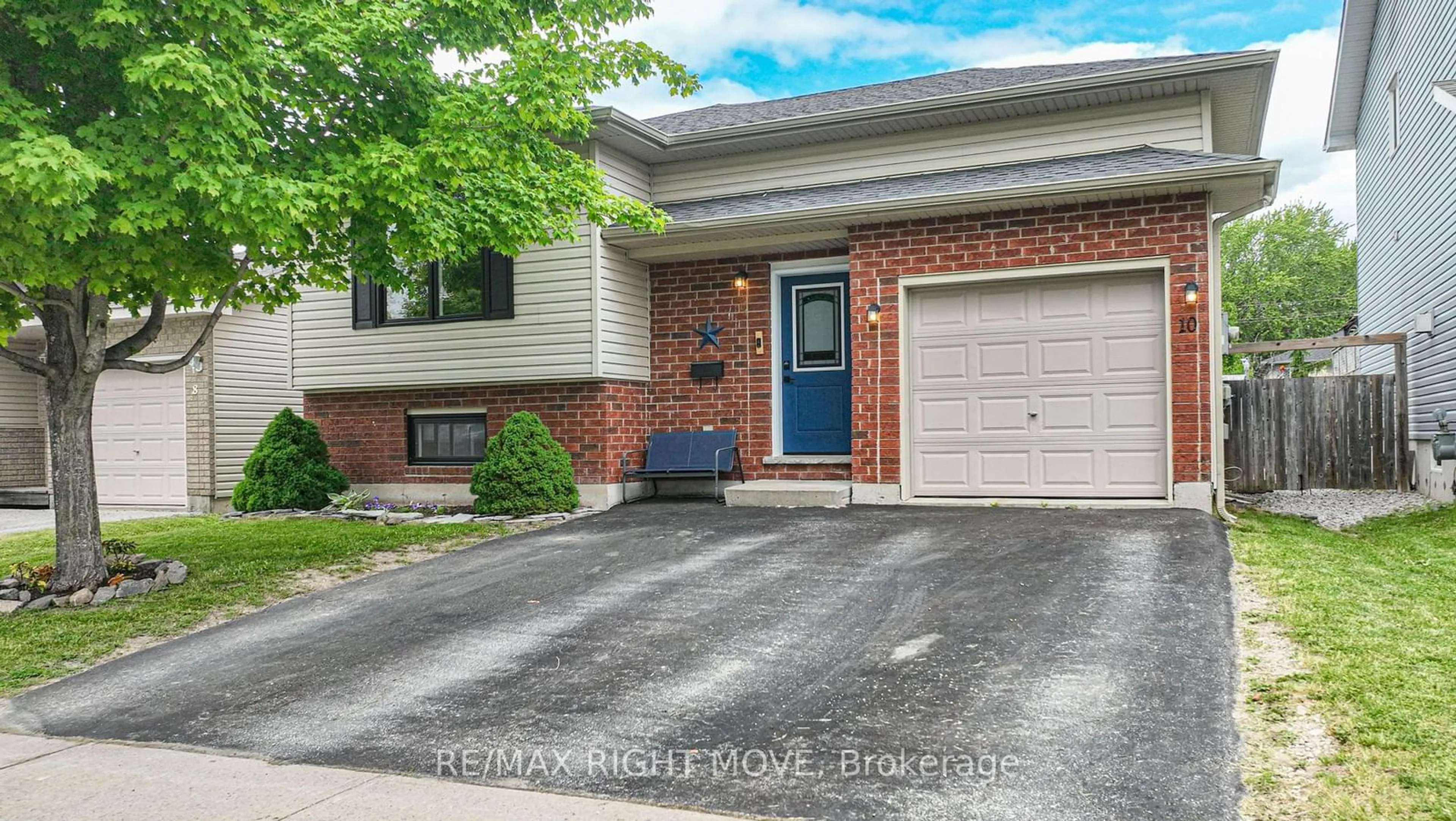 Home with brick exterior material for 10 Joshua Crt, Orillia Ontario L3V 8B6