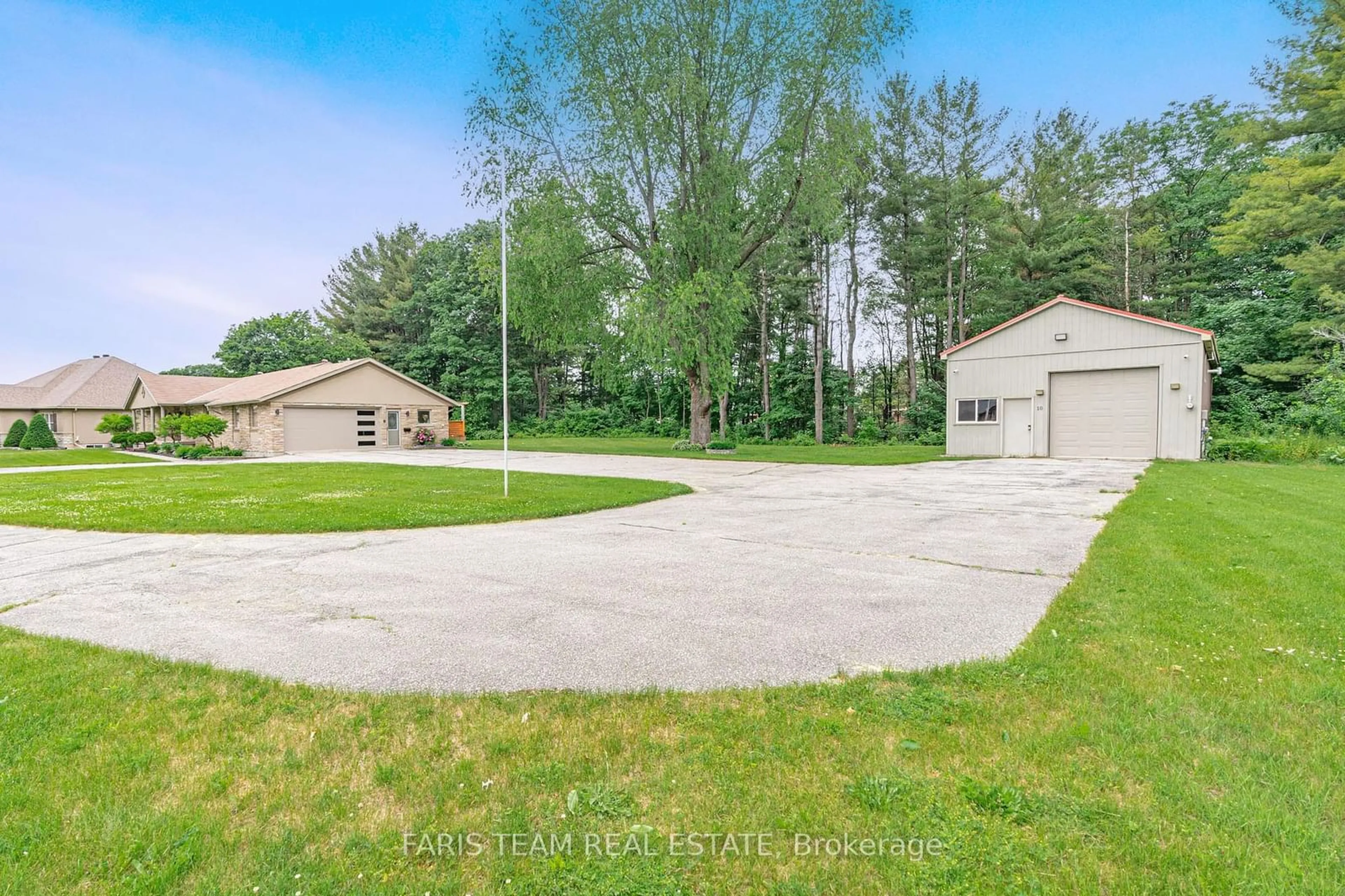 Fenced yard for 12 Noraline Ave, Springwater Ontario L9X 0M8