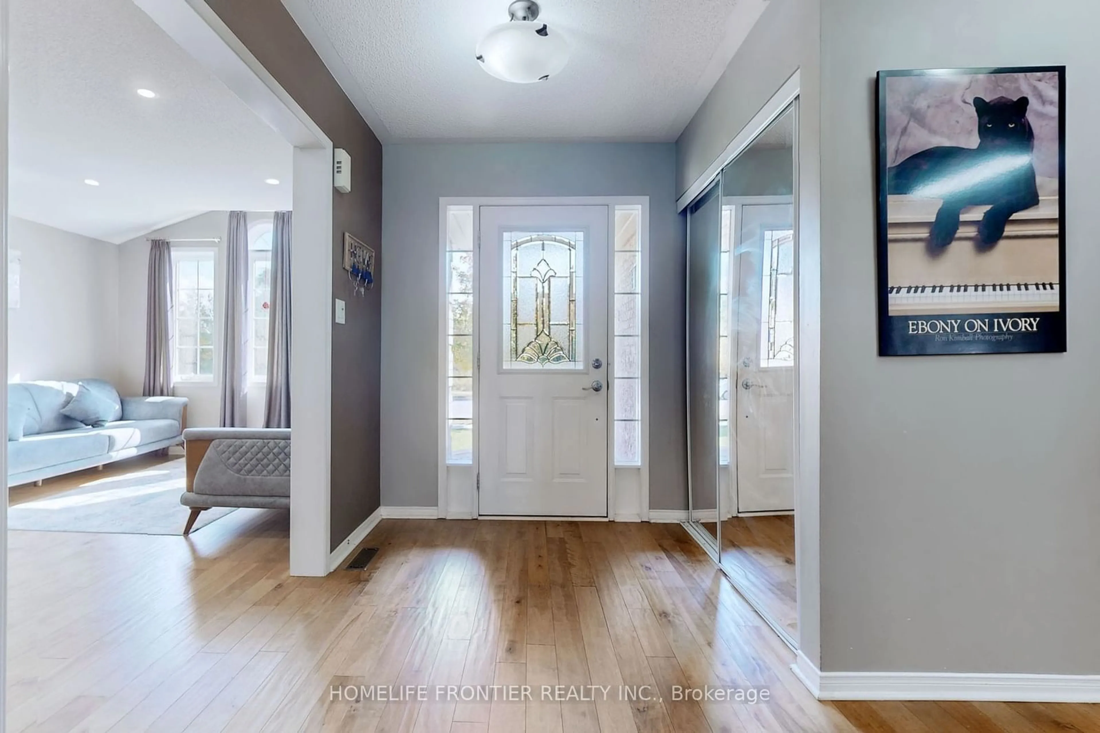 Indoor entryway for 48 Patrick Dr, Barrie Ontario L4N 5Z1