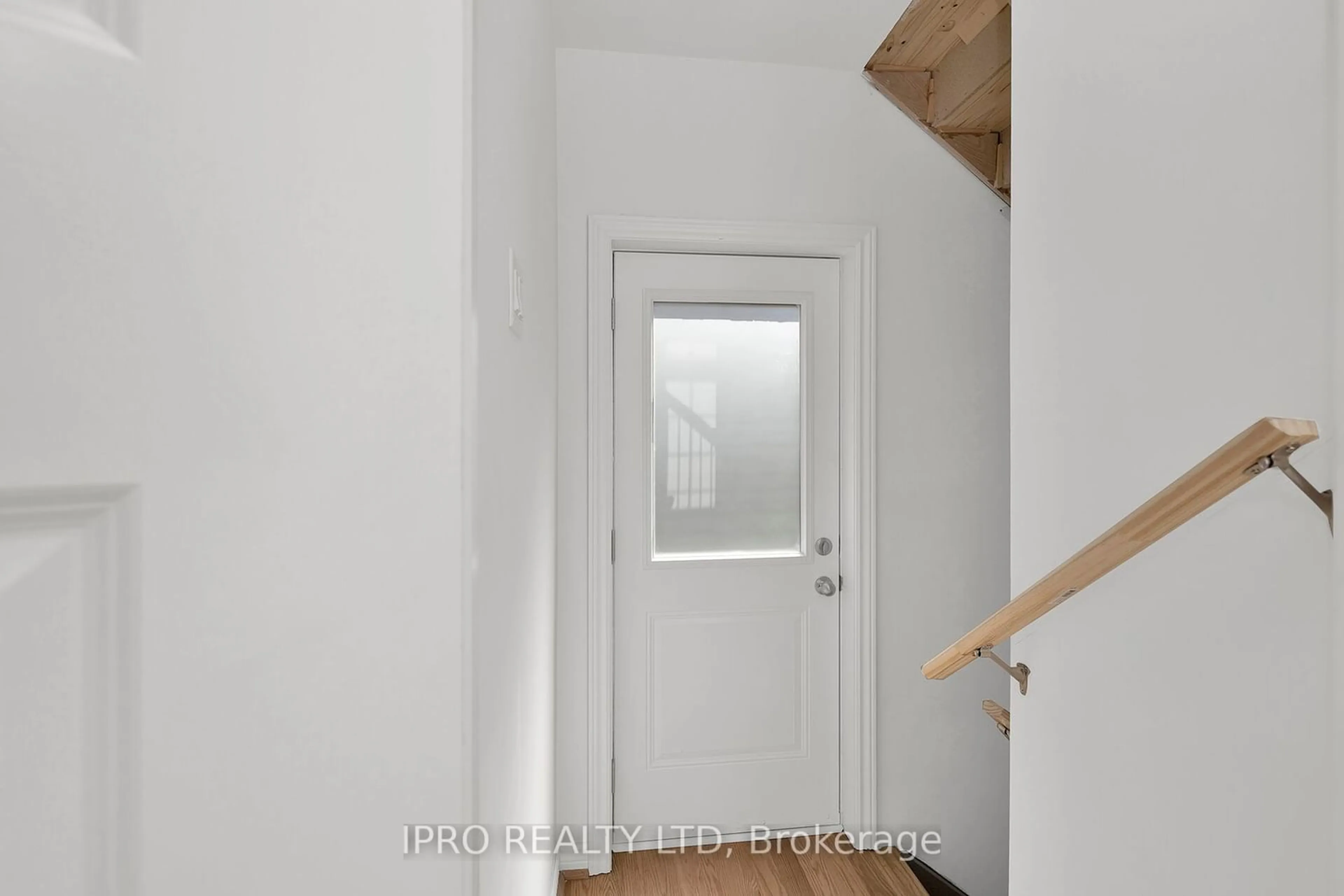 Indoor entryway for 26 Sassafras Rd, Springwater Ontario L9X 2C6