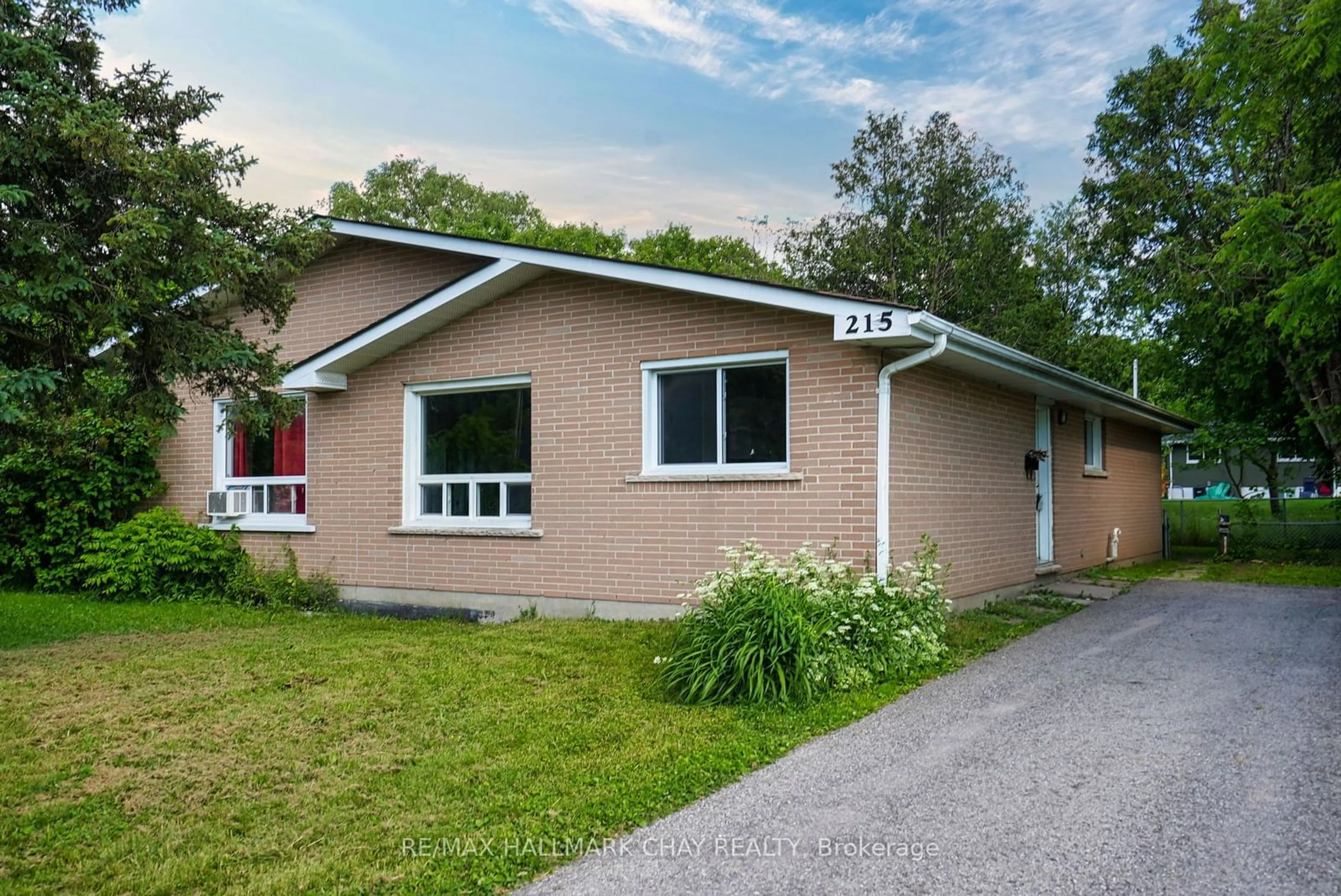 Frontside or backside of a home for 215 Grove St, Barrie Ontario L4M 2R1