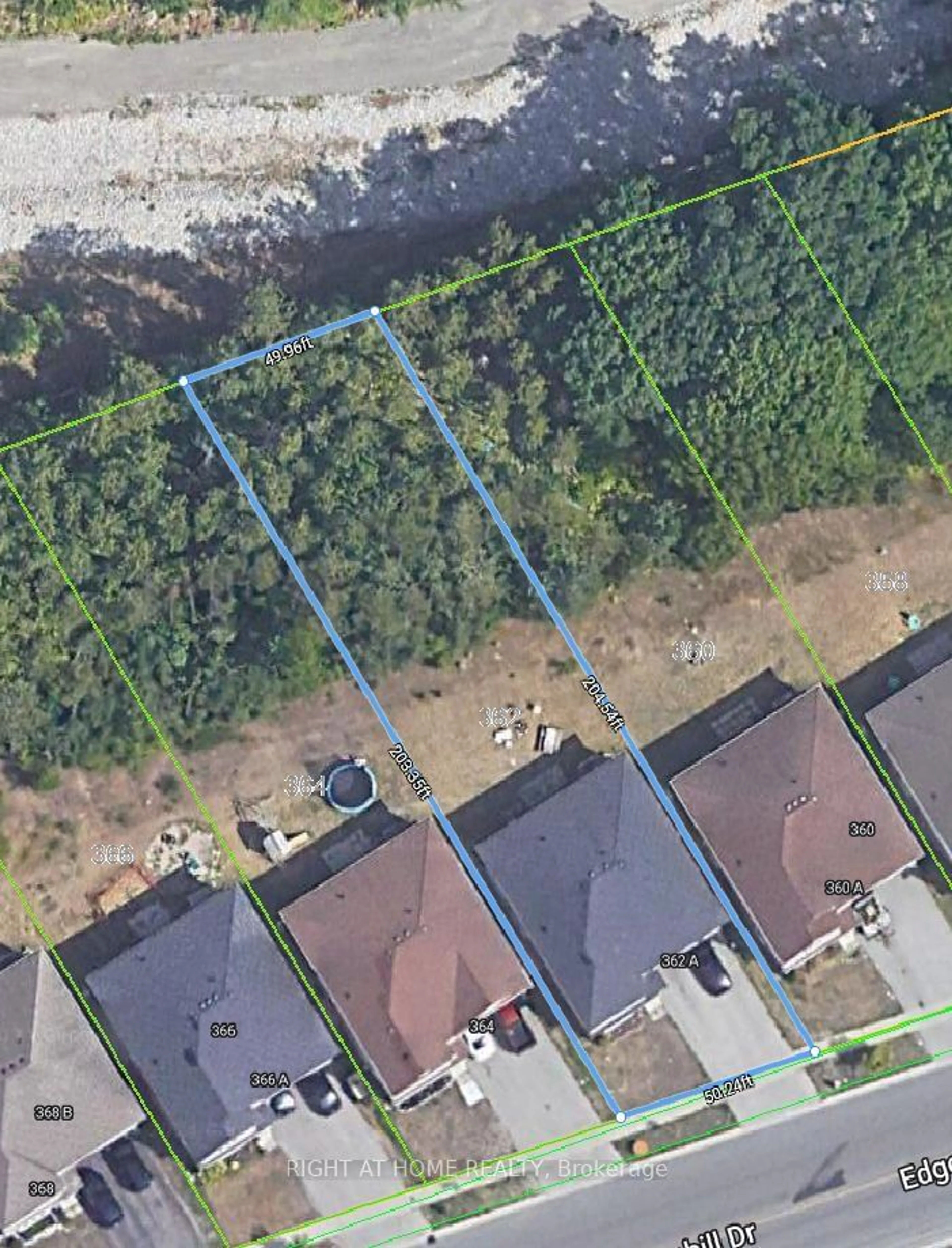Fenced yard for 362 Edgehill Dr, Barrie Ontario L4N 9X4