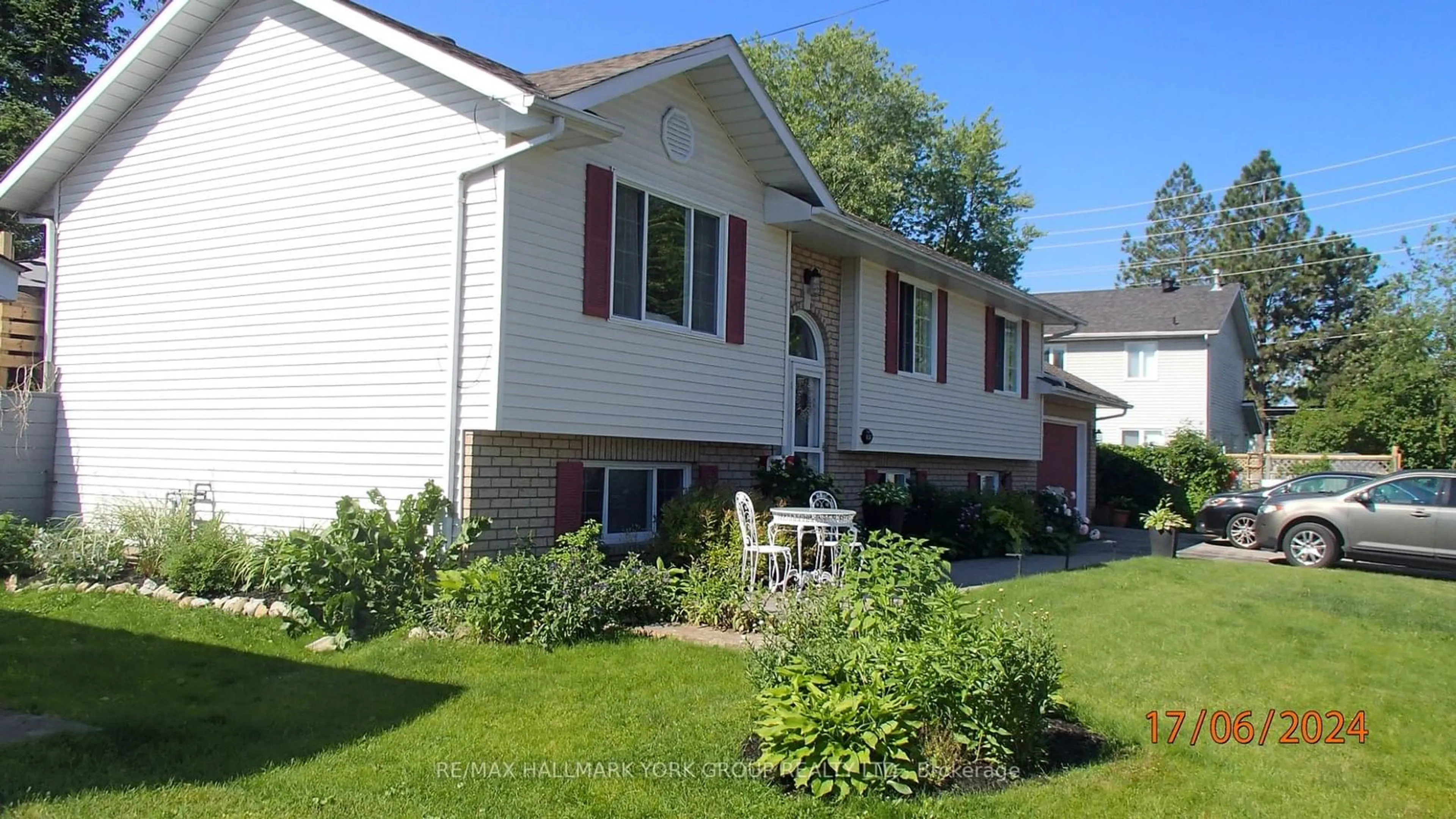 A pic from exterior of the house or condo for 90 Manning Ave, Collingwood Ontario L9Y 4A8