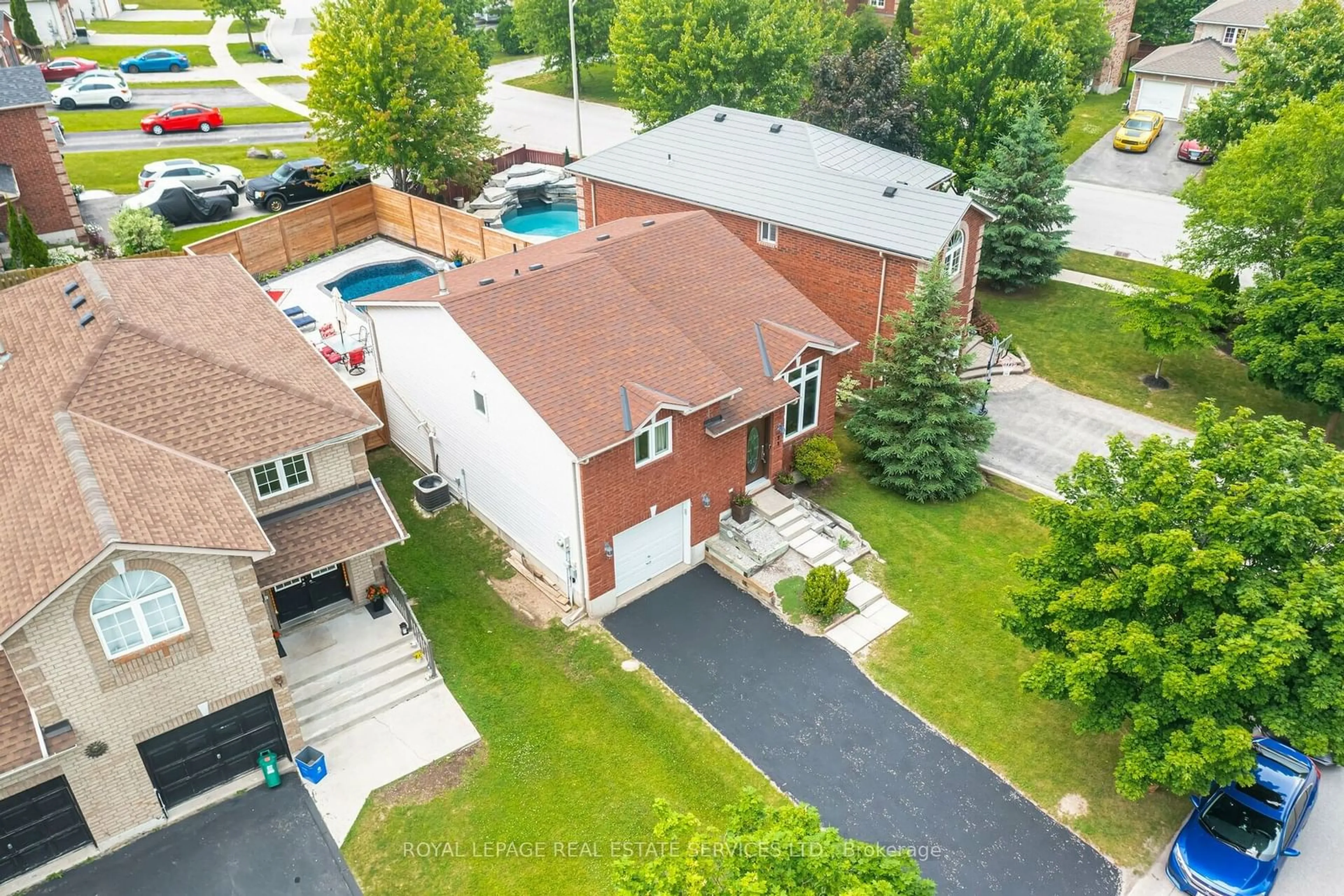 Frontside or backside of a home for 73 Peregrine Rd, Barrie Ontario L4M 6P7