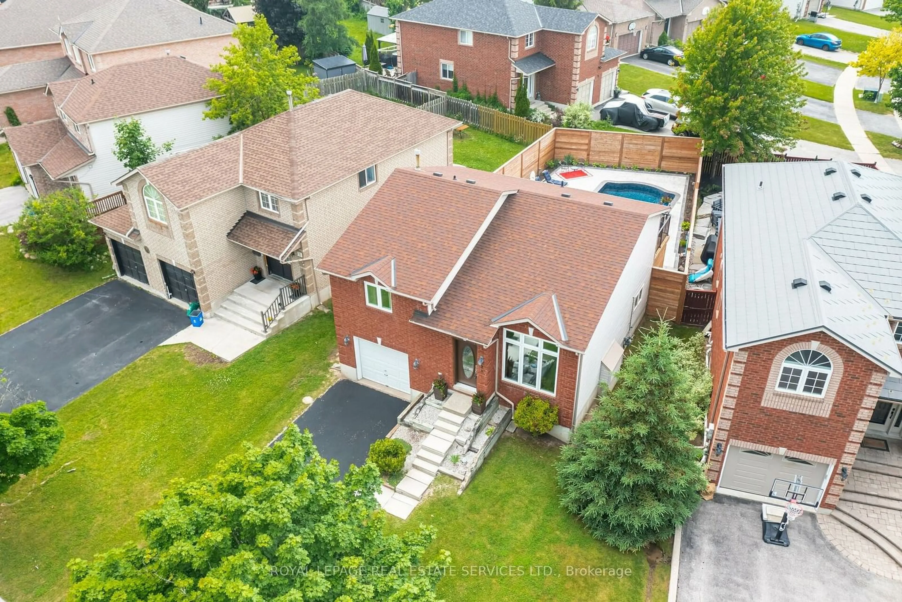 Frontside or backside of a home for 73 Peregrine Rd, Barrie Ontario L4M 6P7