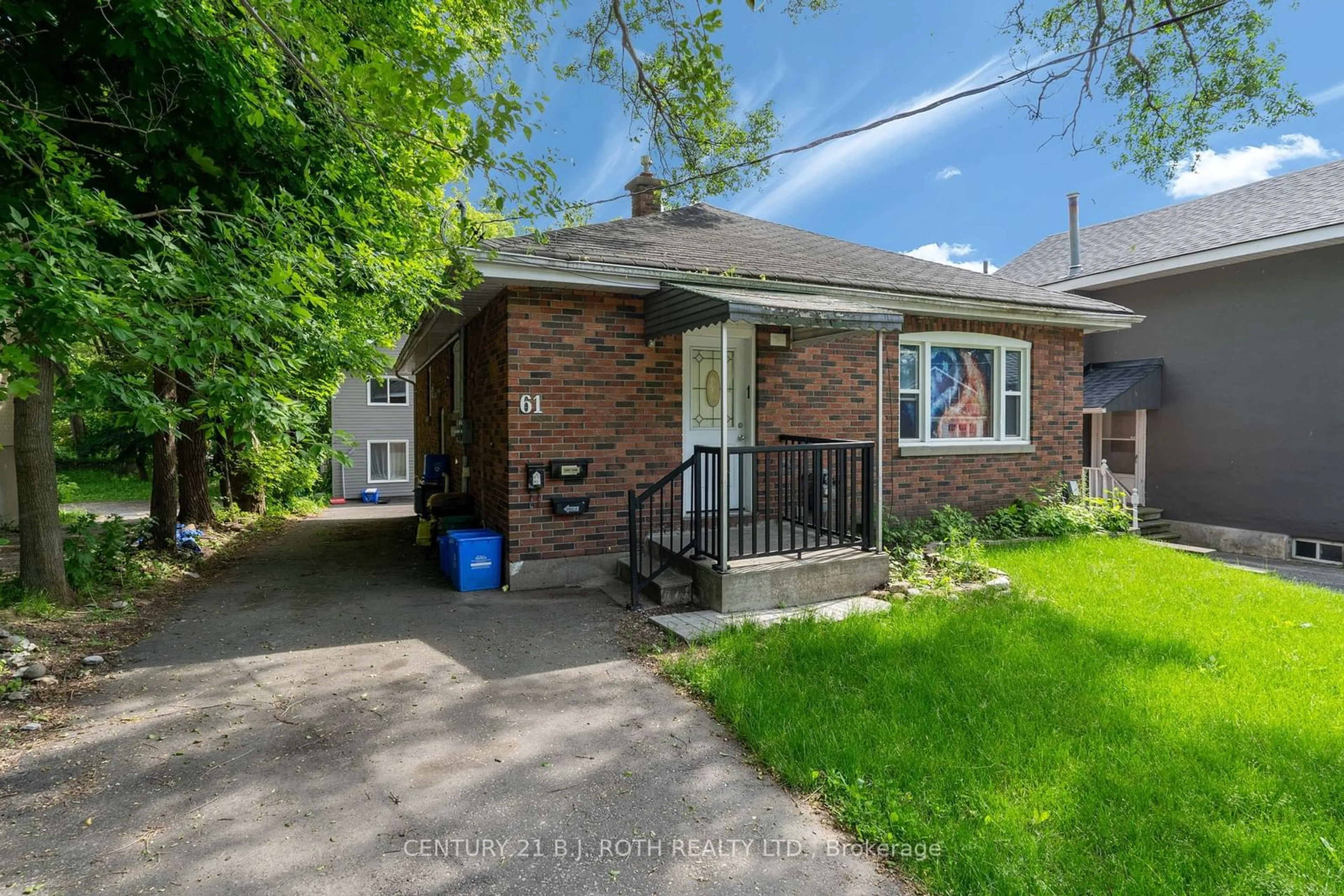 Frontside or backside of a home for 61 Mcdonald St, Barrie Ontario L4M 1P4