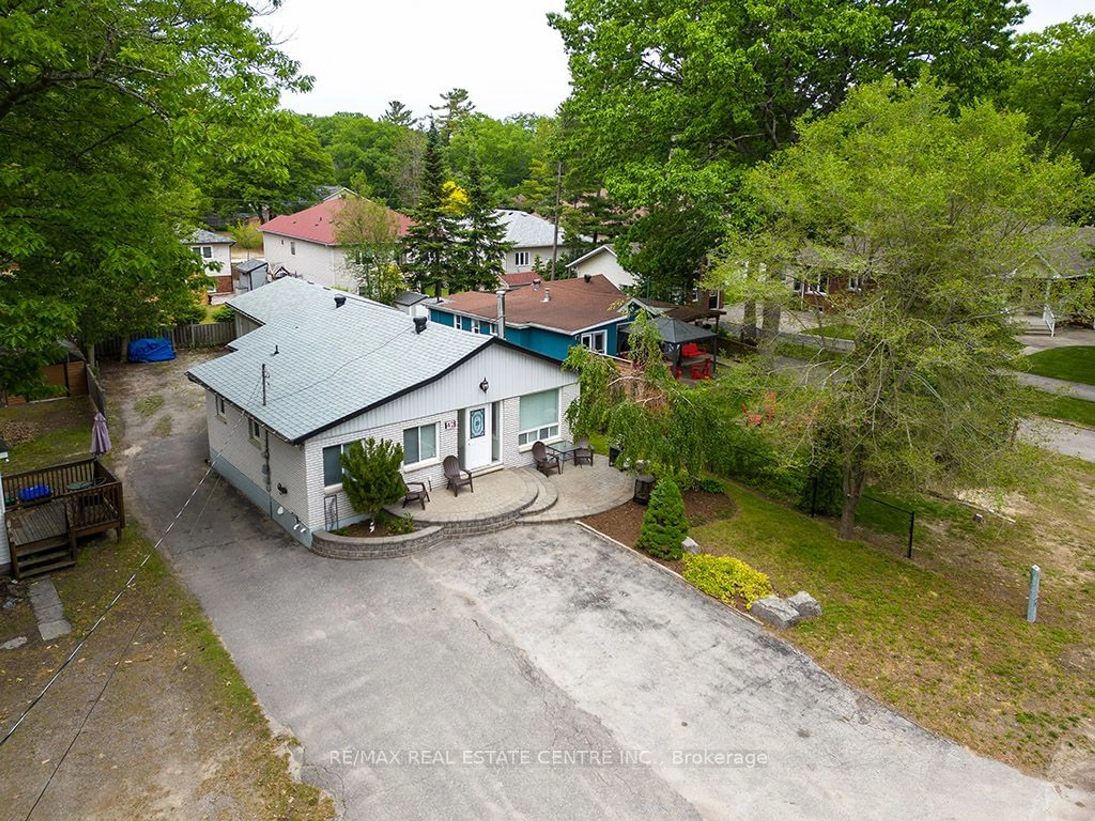 Frontside or backside of a home for 42 5th Lane, Wasaga Beach Ontario L0L 2P0