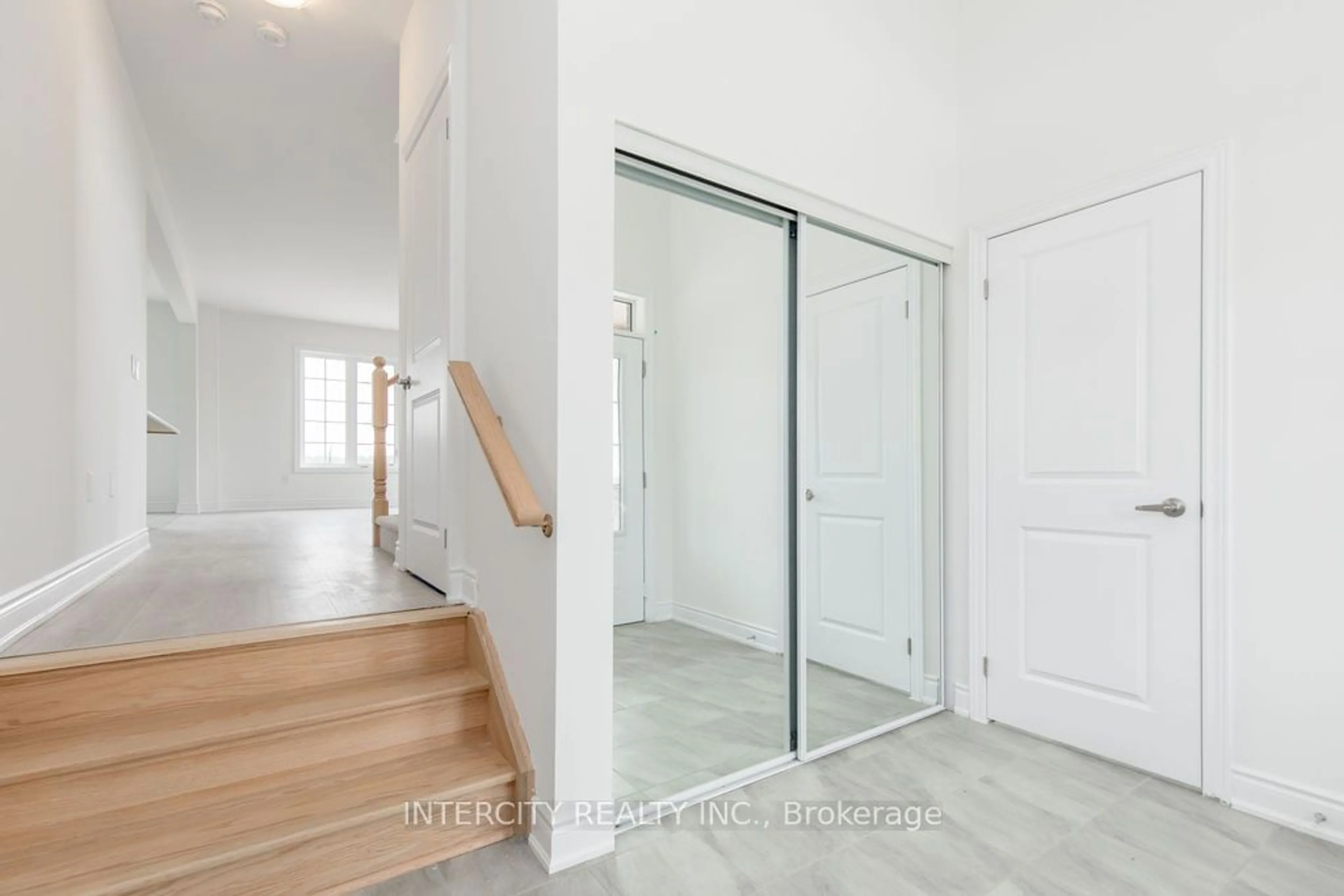 Indoor entryway for 39 Stately Dr, Wasaga Beach Ontario L0M 1S0