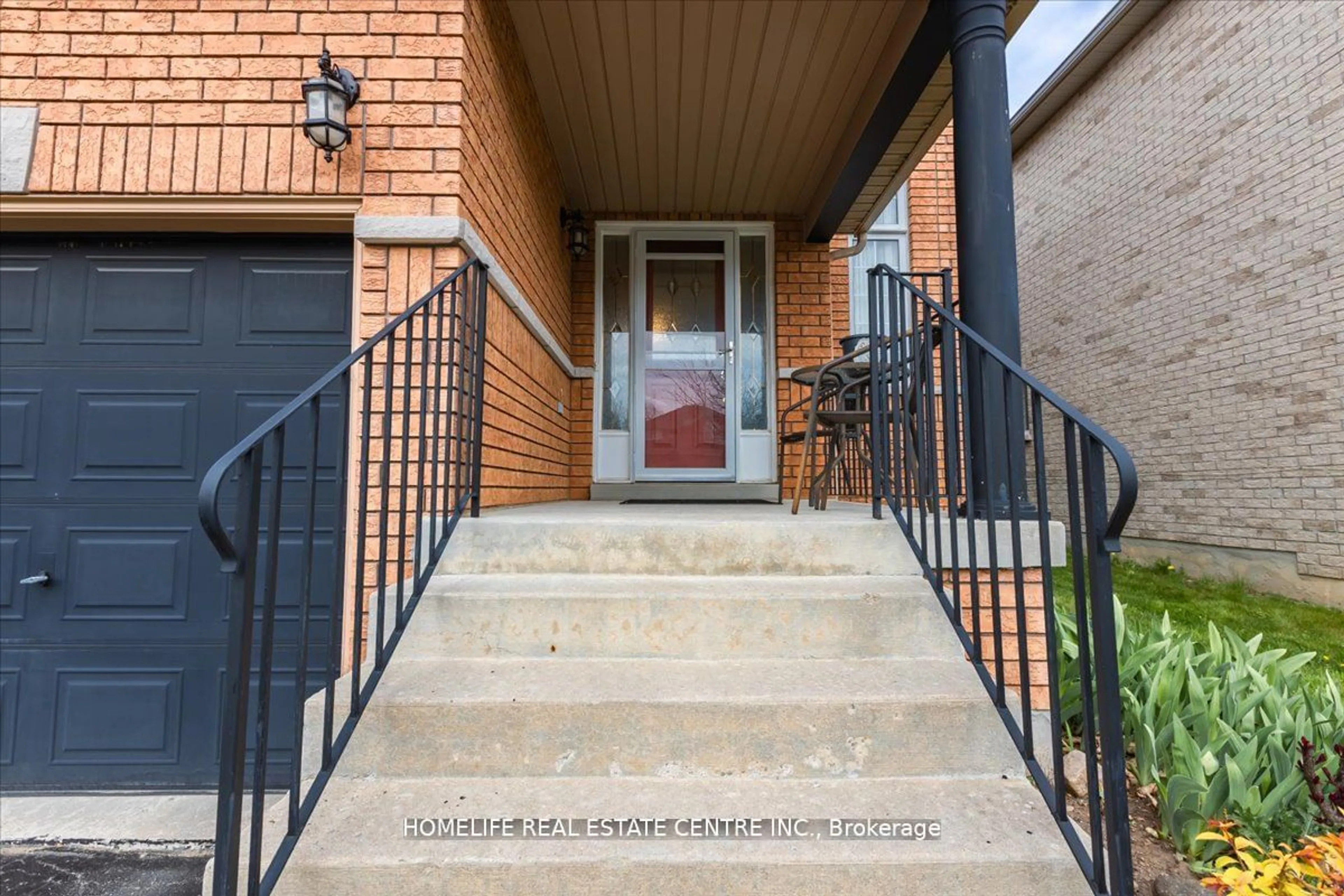 Indoor entryway for 48 Prince of Wales Dr, Barrie Ontario L4N 0T1